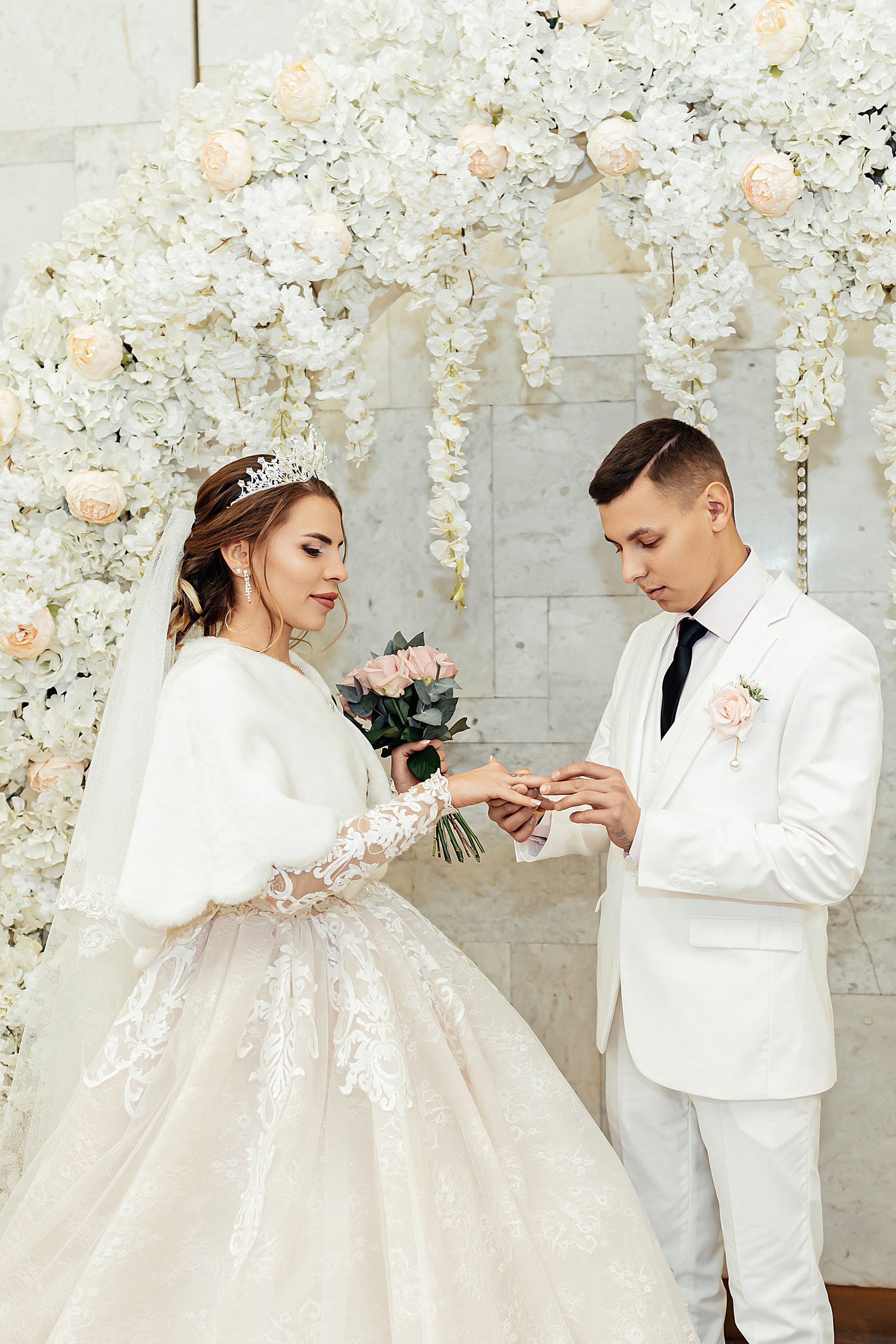 Свадебная новогодняя фотосессия невесты с женихом