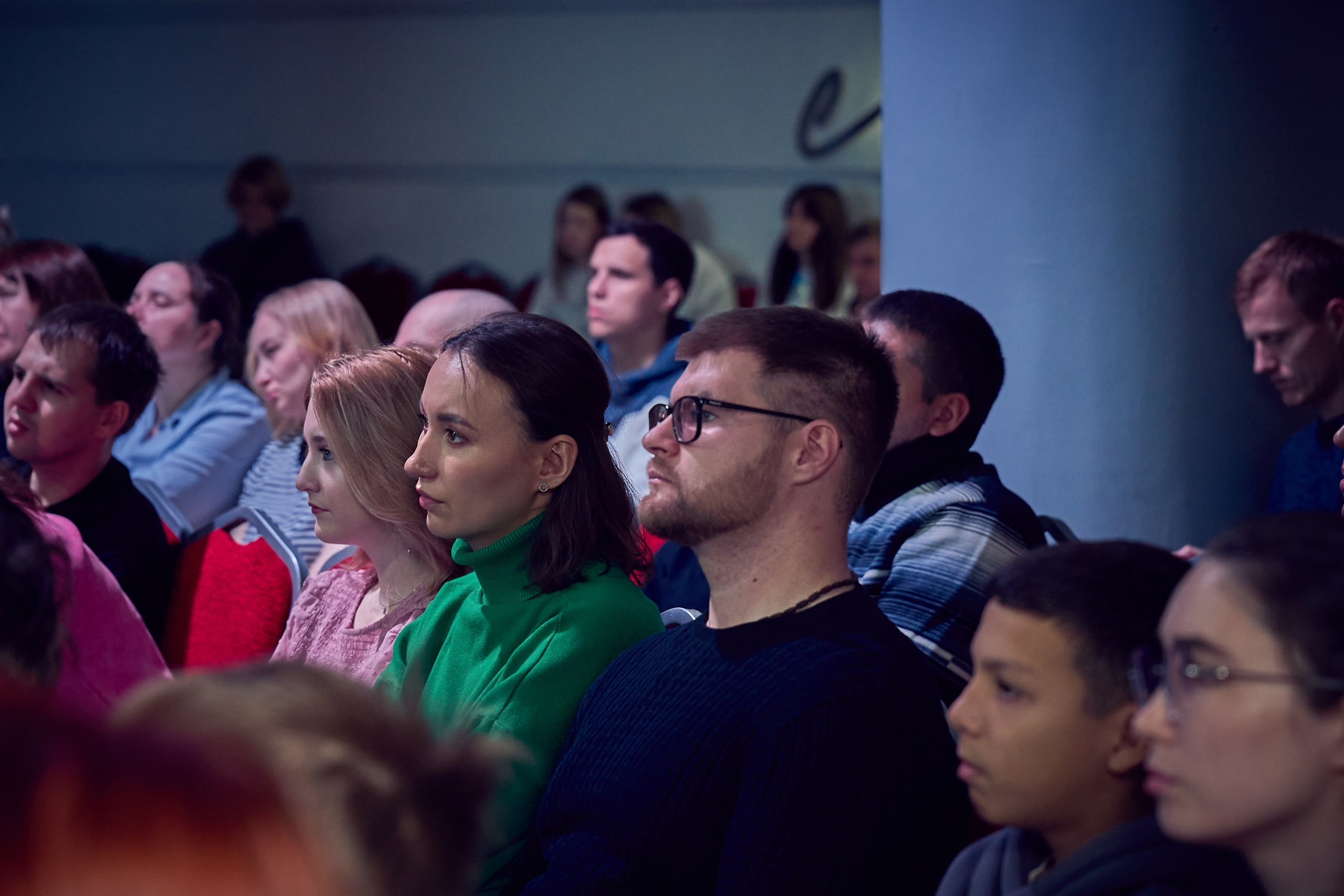 люди слушают лектора