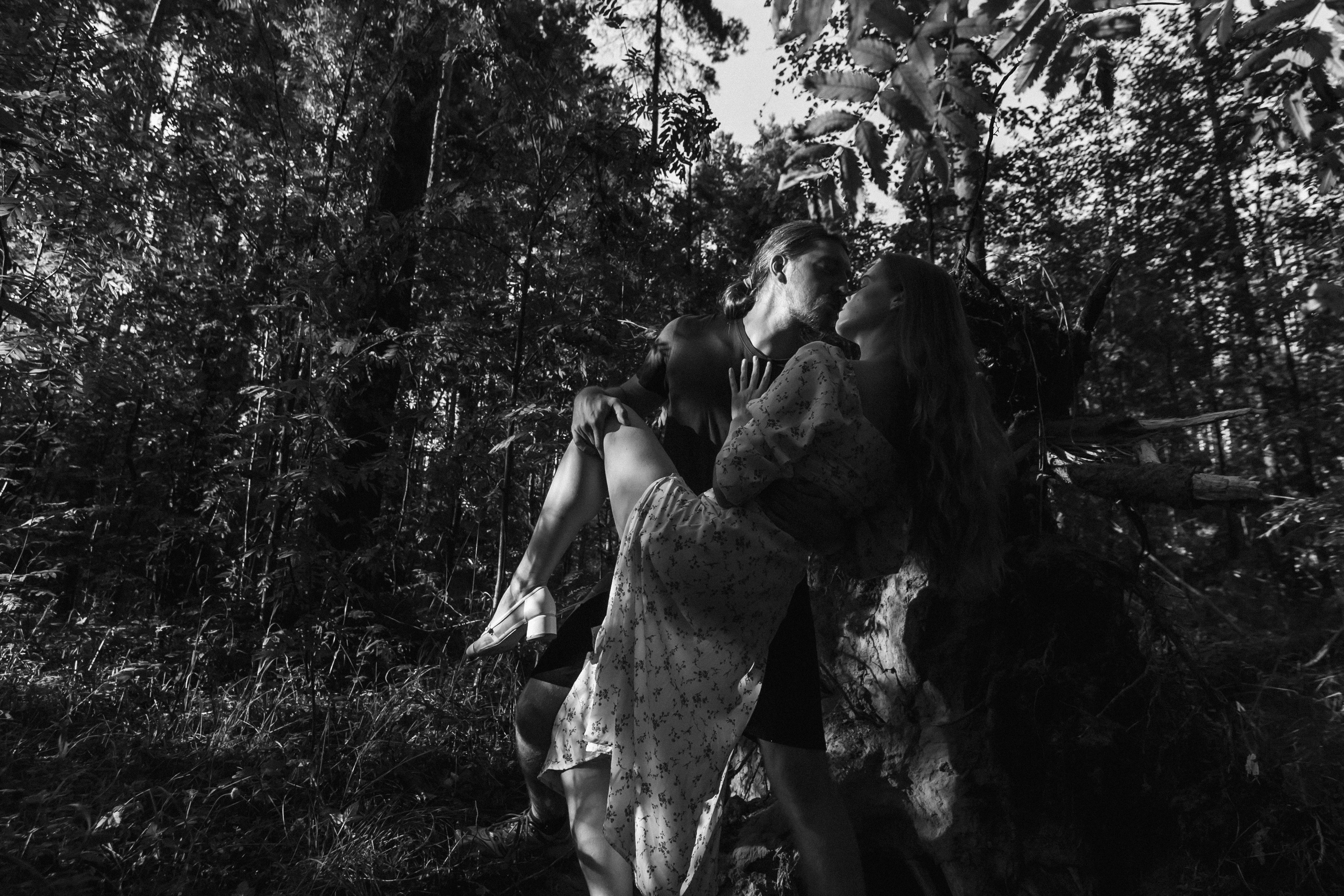 Атмосферная съемка Маши и Лёши в лесу наедине с природой. Свадебный и репортажный фотограф в Ярославле и Санкт-Петербурге Роман Микрюков