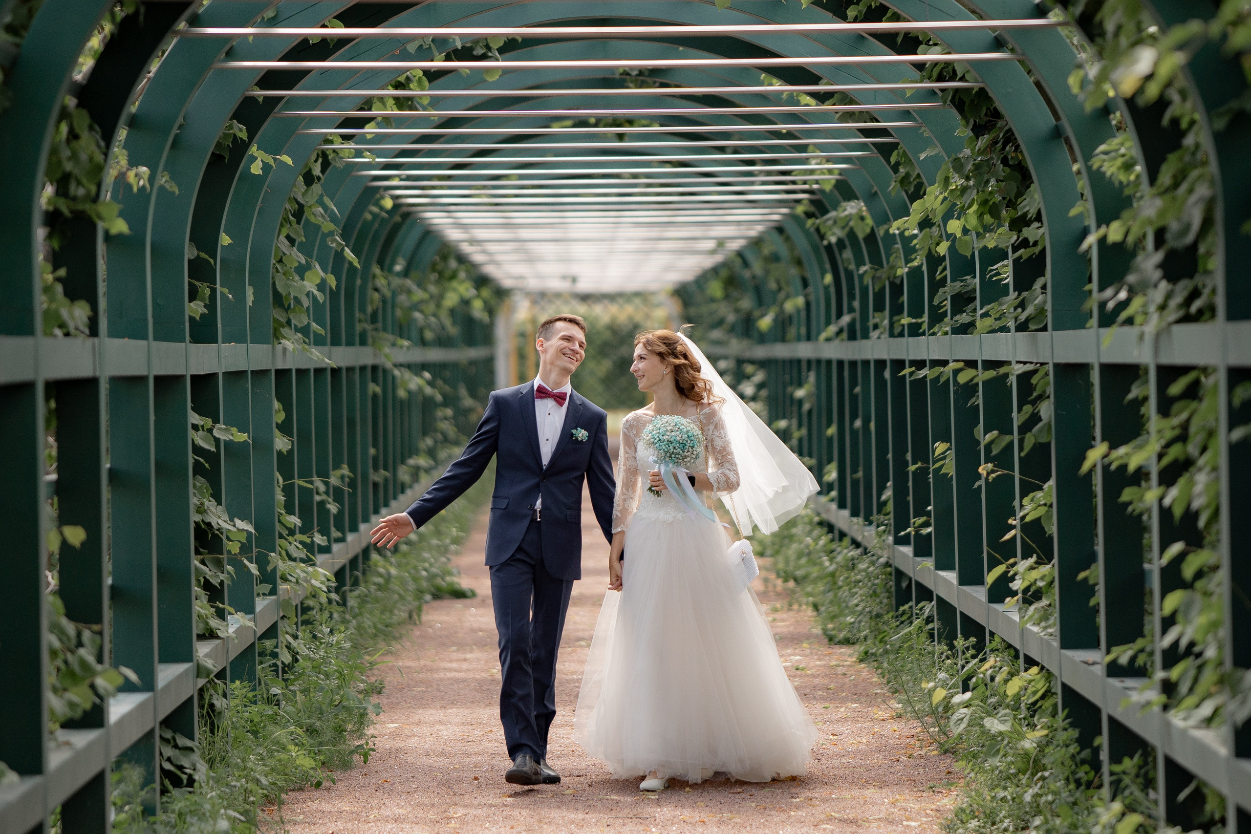 Красивые места для свадебной фотосессии летом в Санкт-Петербурге. Свадебный фотограф Александр Невский в Санкт-Петербурге