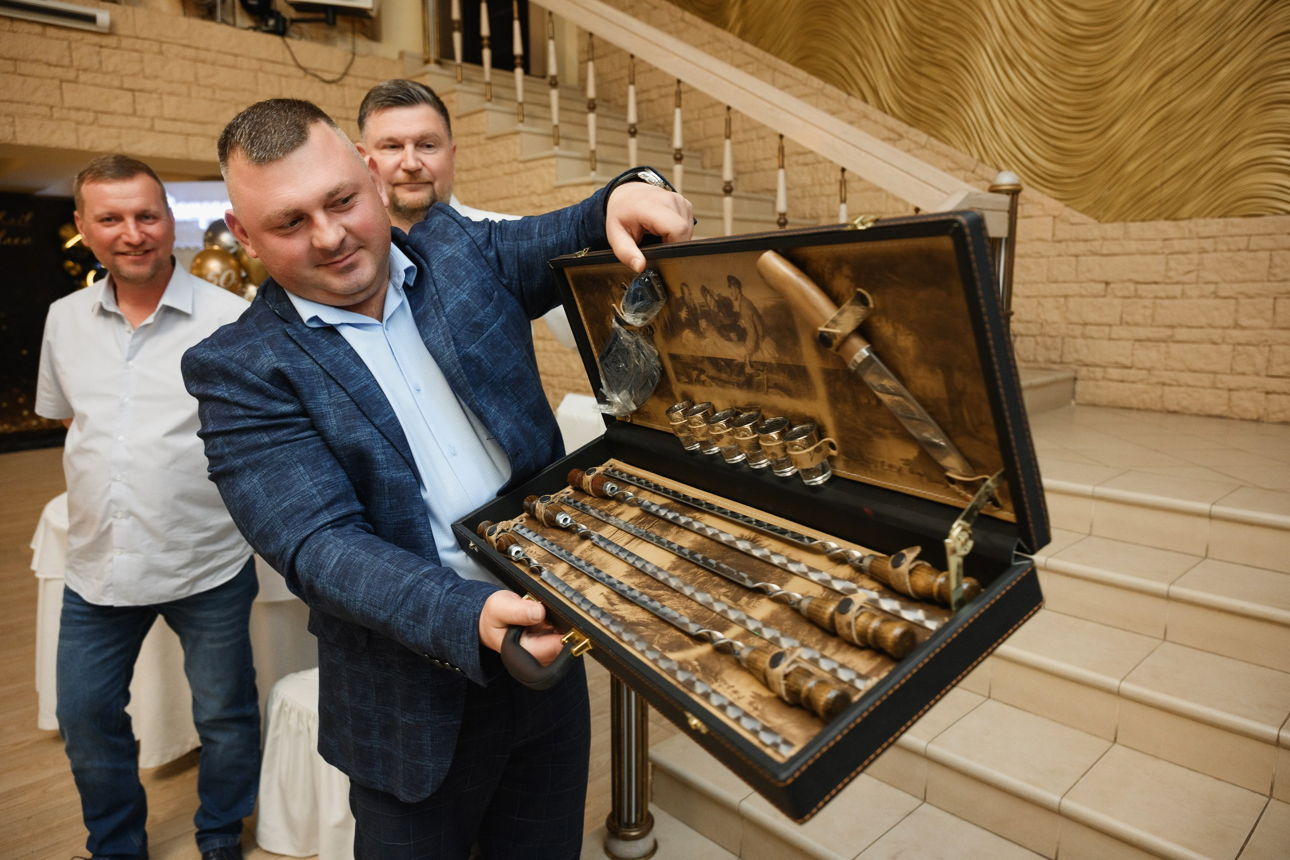 Профессиональные фотографии с 50-летнего юбилея: живые эмоции гостей, трогательные моменты и праздничная атмосфера. Яркие кадры торжественного вечера — от теплых поздравлений до танцев и украшенного зала.