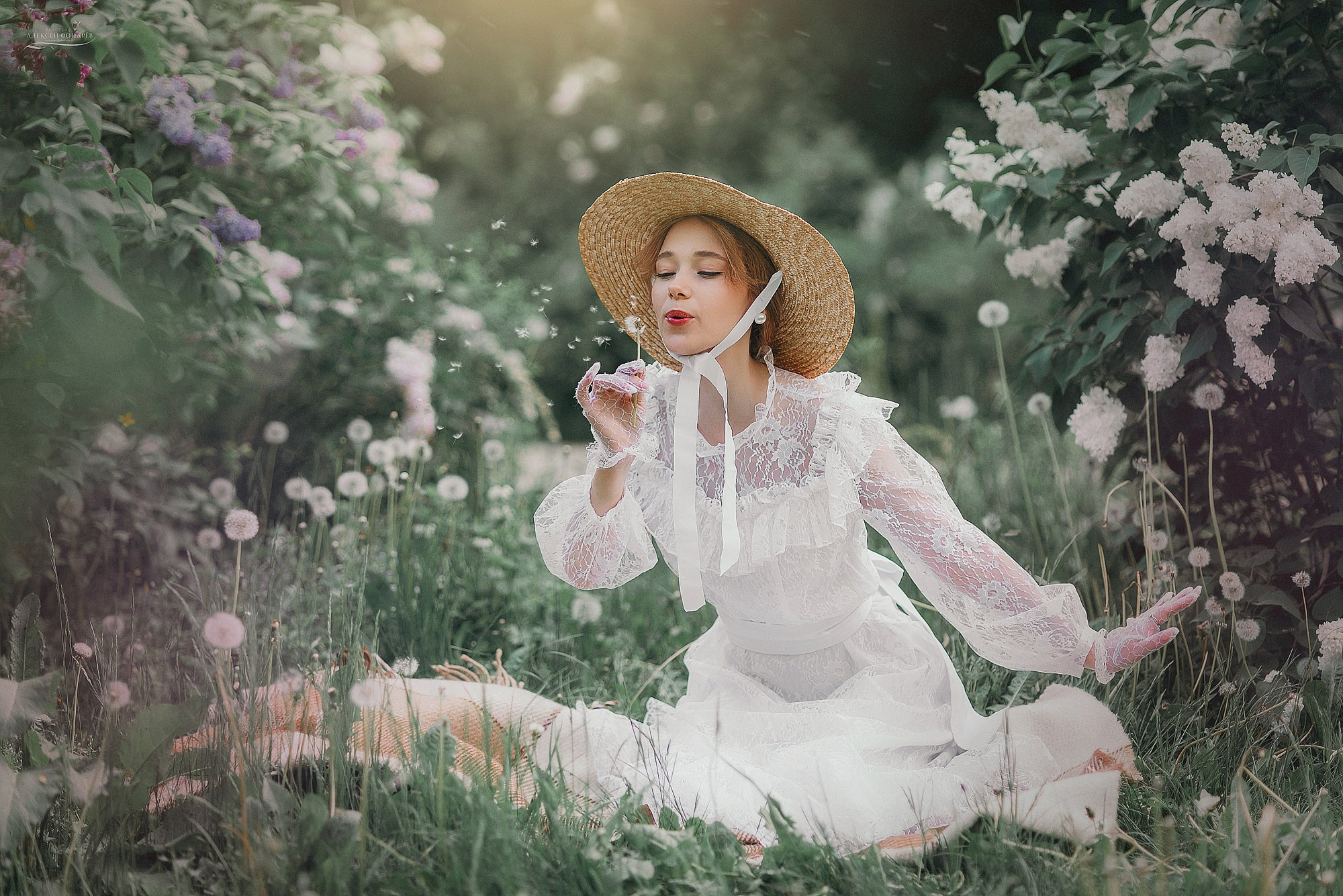 игривая девушка с одуванчиком у дк мир фотосессия