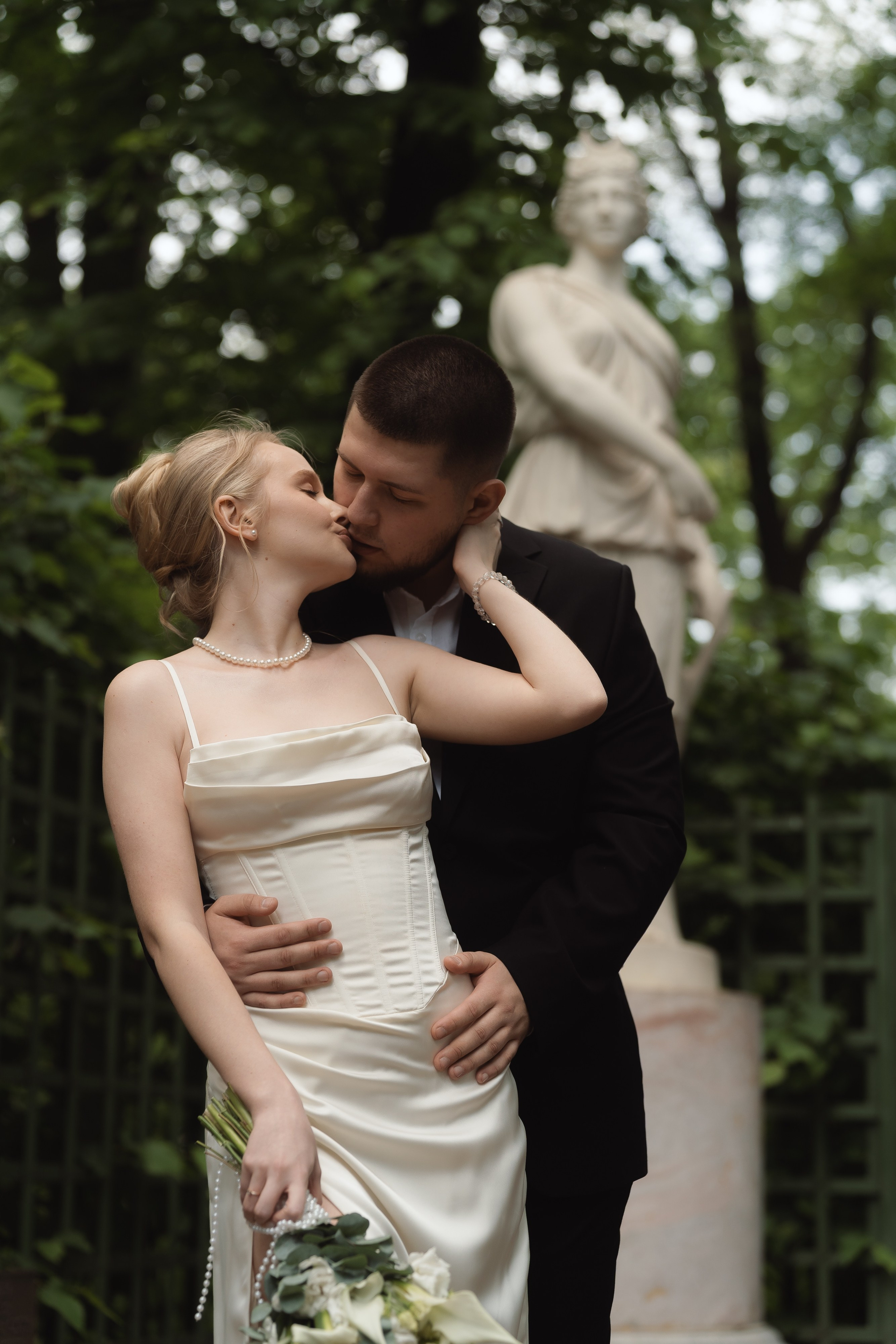 Романтичный кадр у скульптур Летнего сада