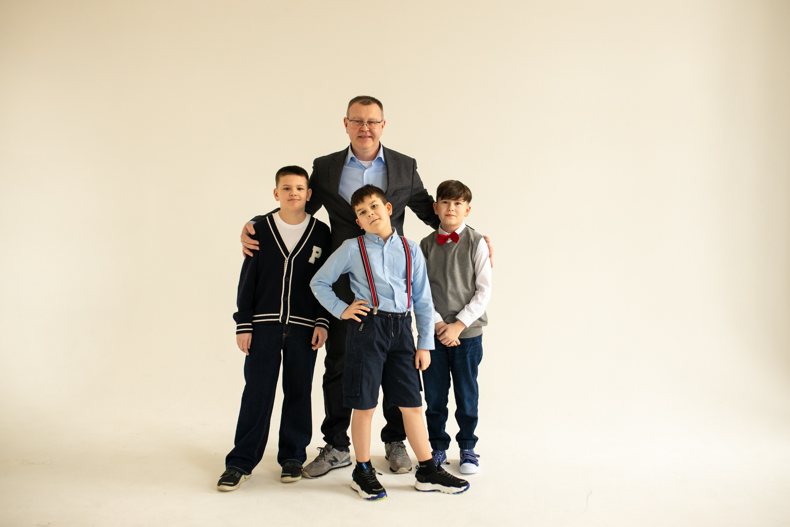 Семейная фотосессия на циклораме с естественным светом. Фотограф в Железнодорожном и Балашихе