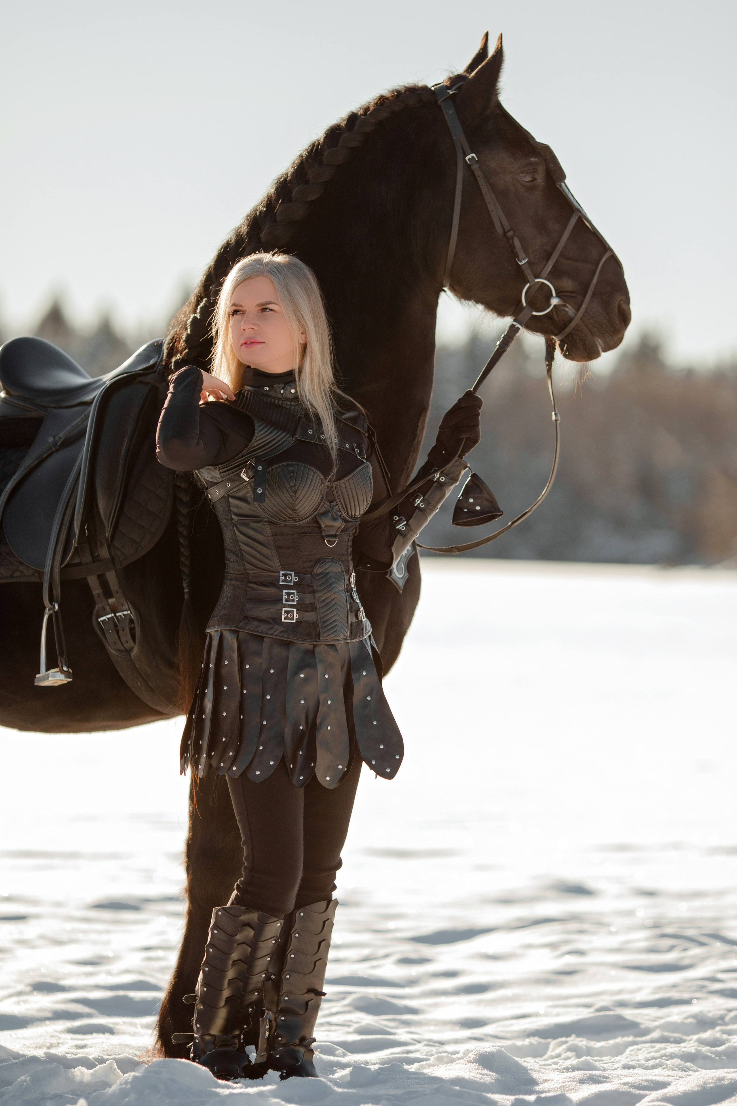 Зимняя фотосессия в скандинавском стиле с лошадью