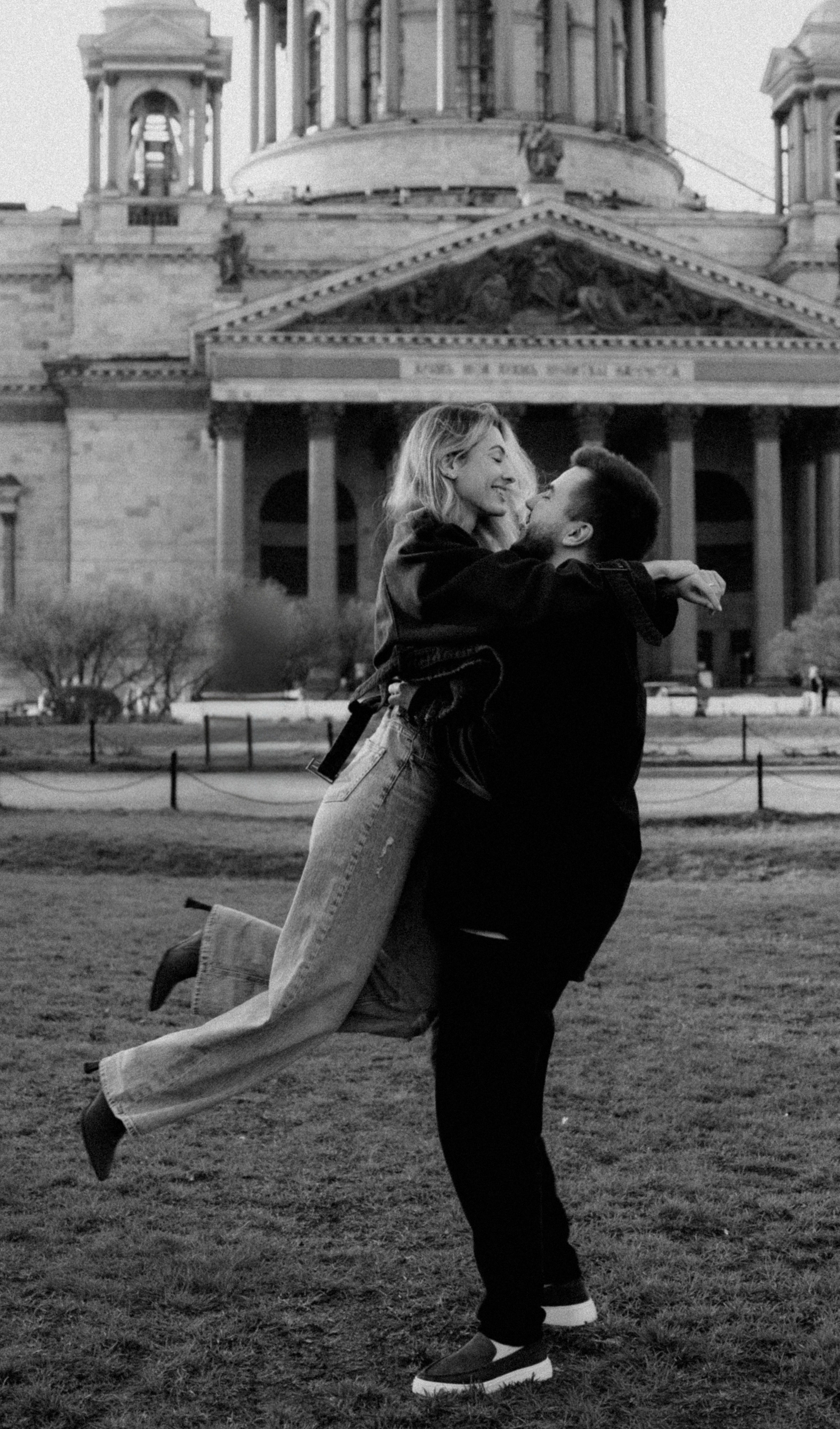 Фотосессия love-story в Санкт-Петербурге. Прогулочная фотосессия для пары.