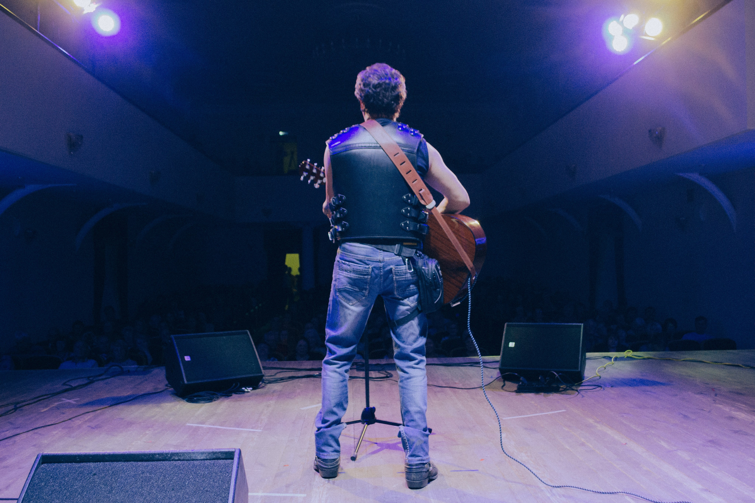 Сцена Народного дома. Фотограф Настя | Экспедиции и лайфстайл