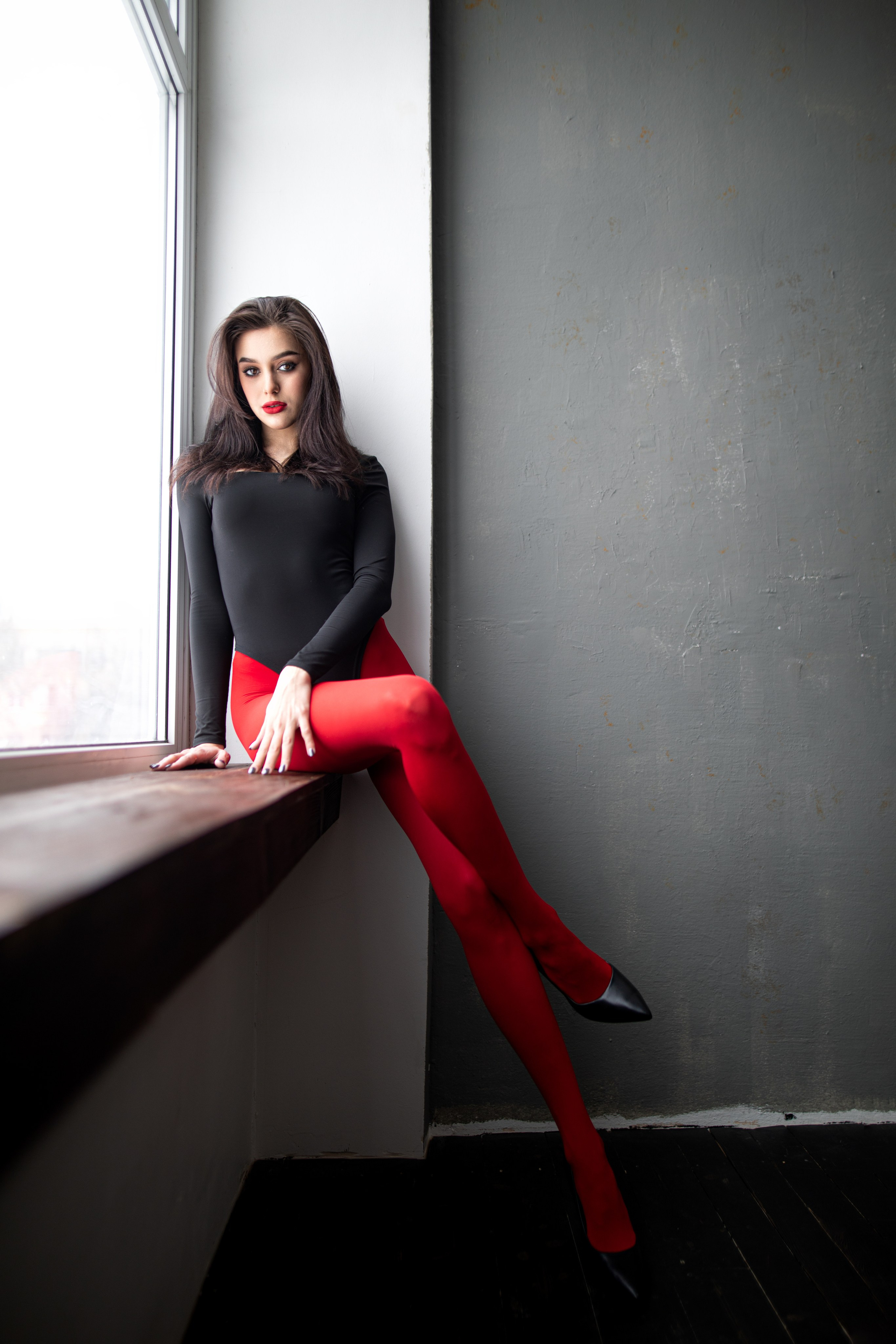 Фотосет с Марианной в студии с минимальным интерьером в формате для «себя»