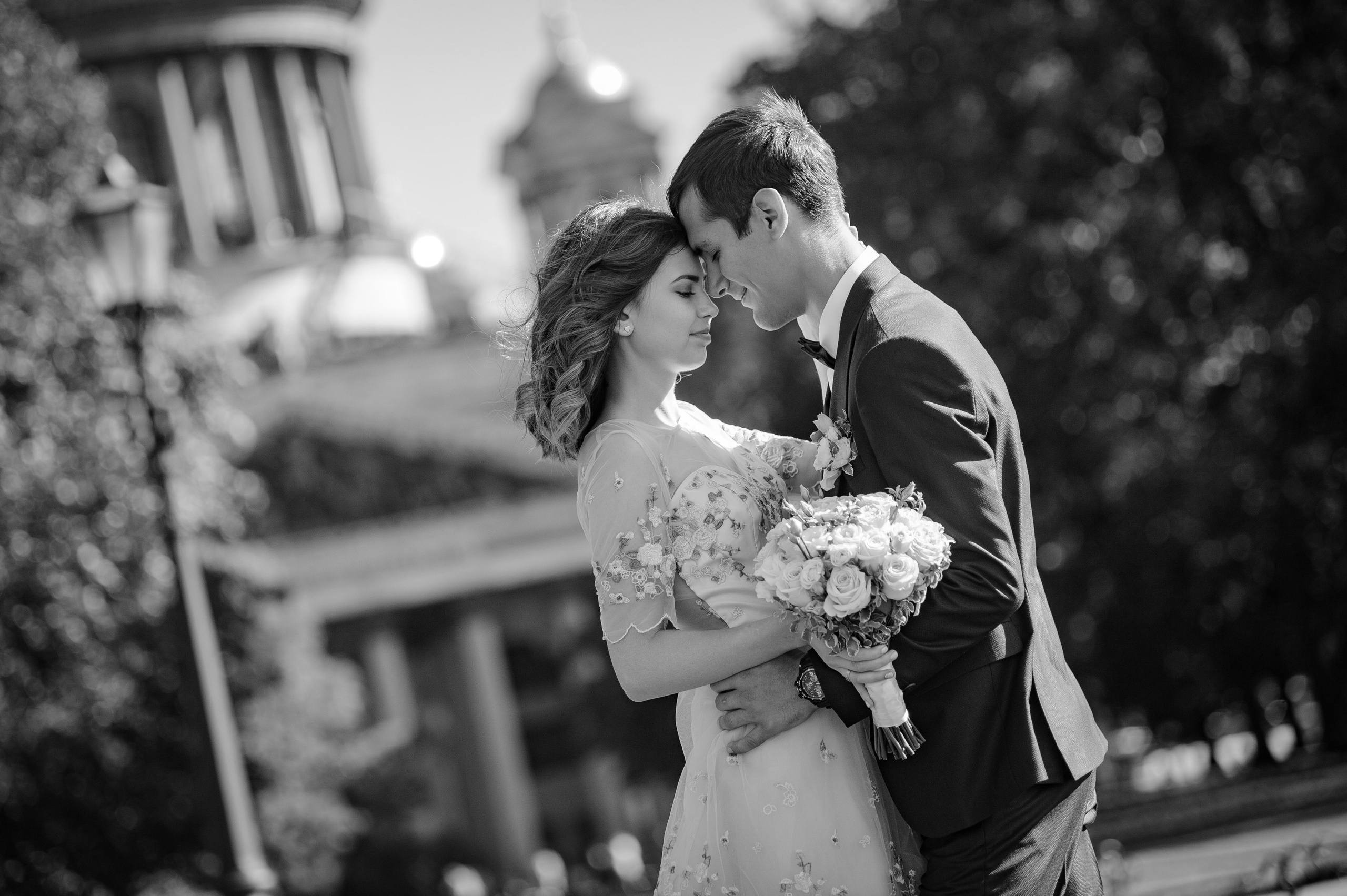 Свадьба в Санкт-Петербурге, фотографии с прогулки в черно-белом стиле.