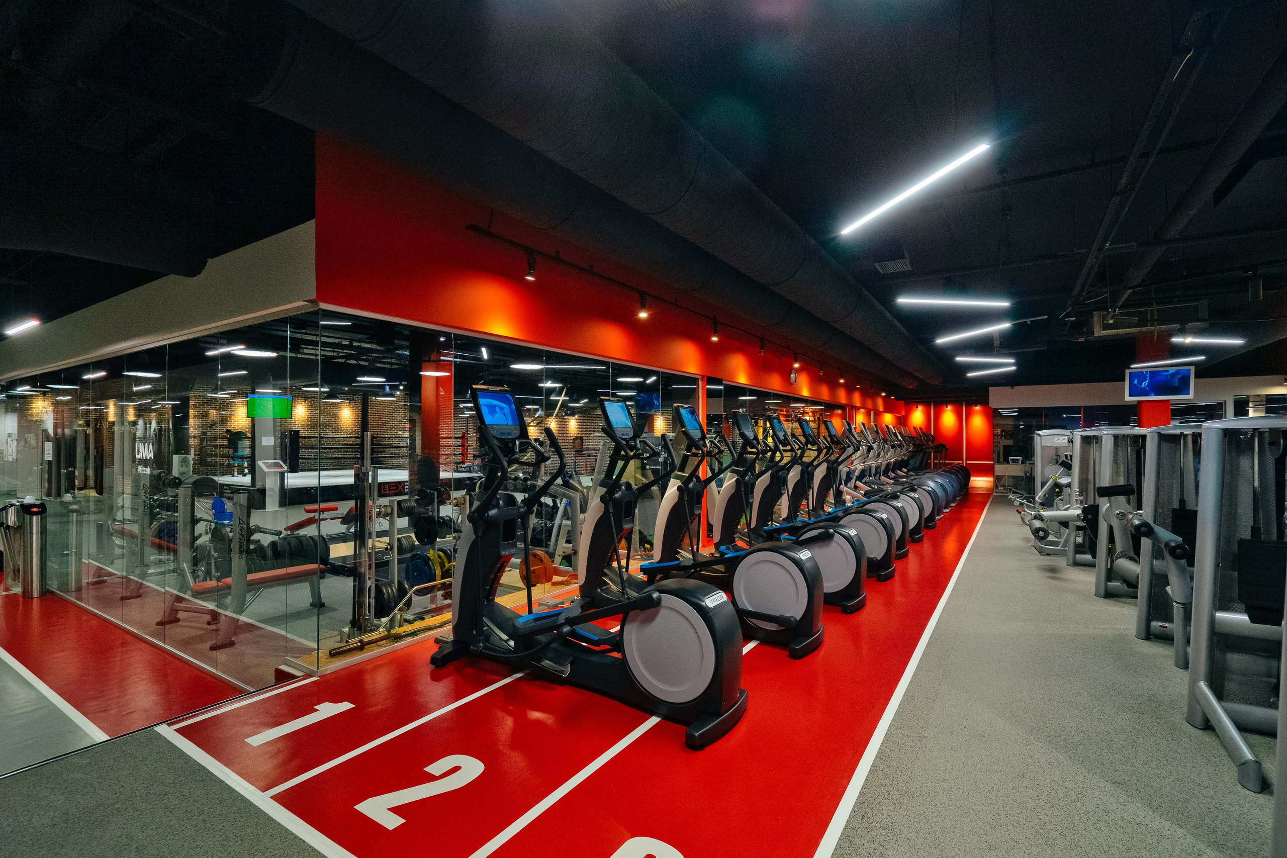 Съемка для фитнес клуба. Участок с кардио тренажерами 