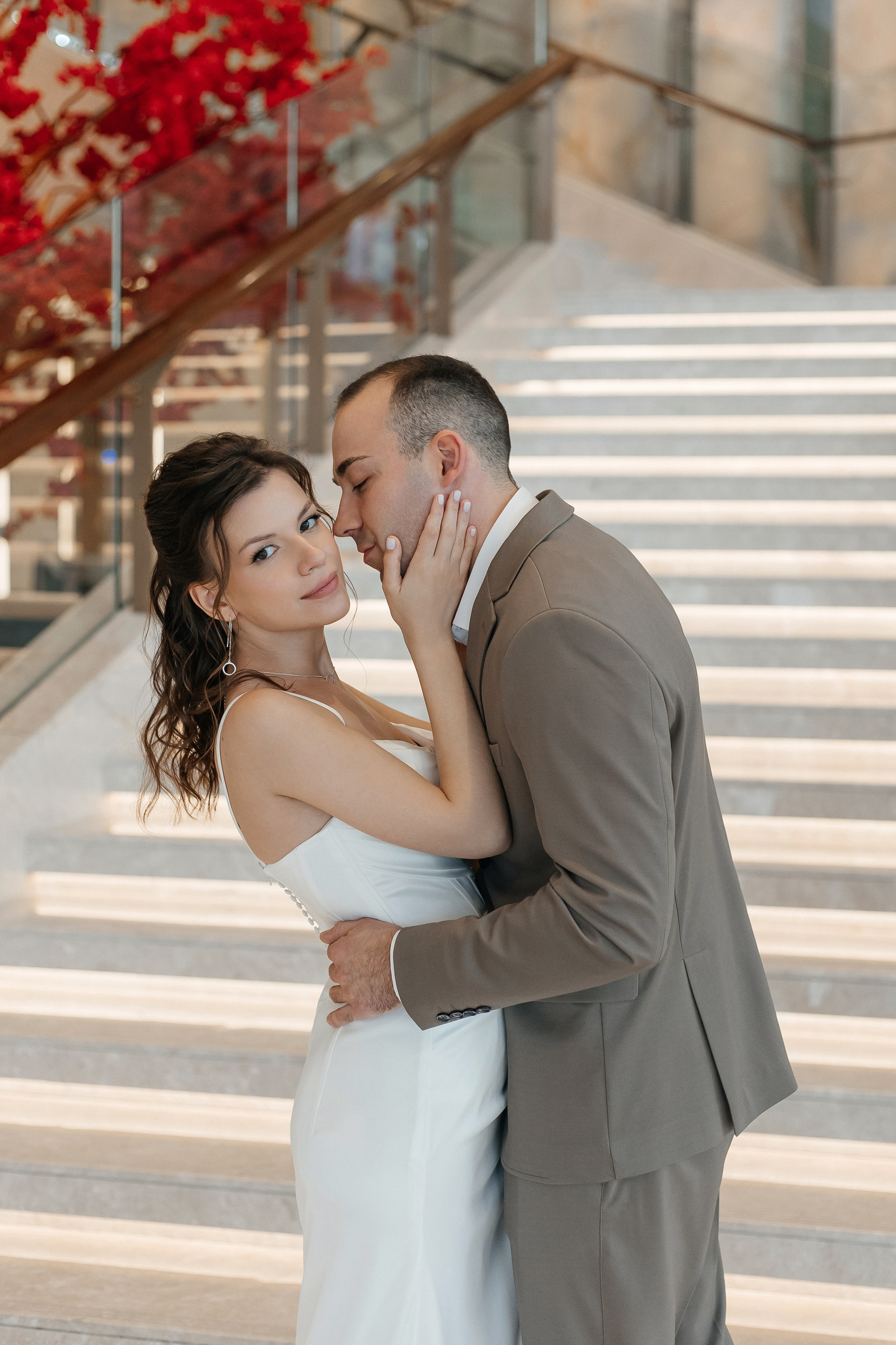 Свадебная фотосессия в холле отеля Soluxe Hotel Moscow