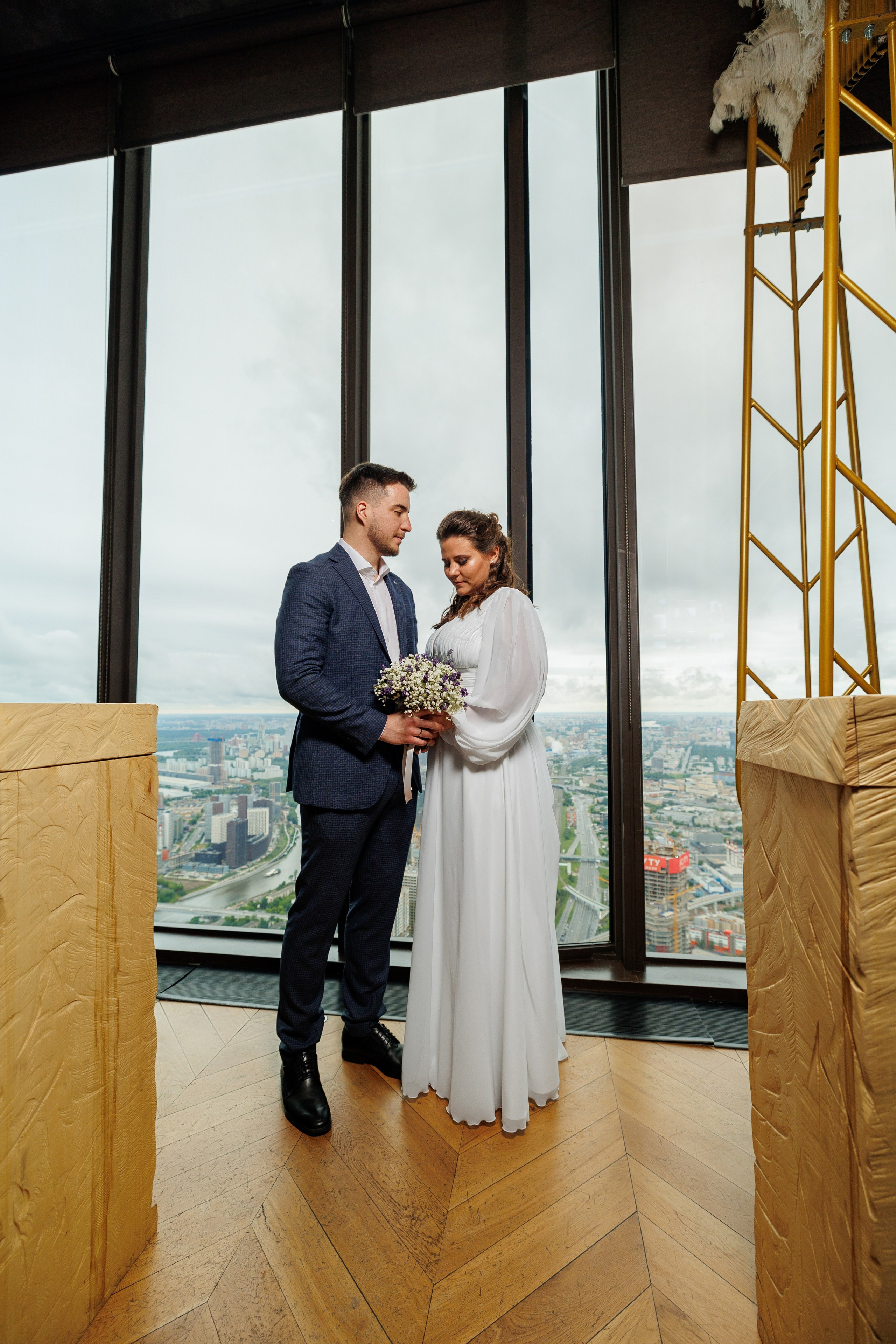 Фотограф на регистрацию в ЗАГС Москва Сити Birds Башня ОКО. Примеры фото, отзывы молодоженов и заявка на регистрацию через официальный сайт.