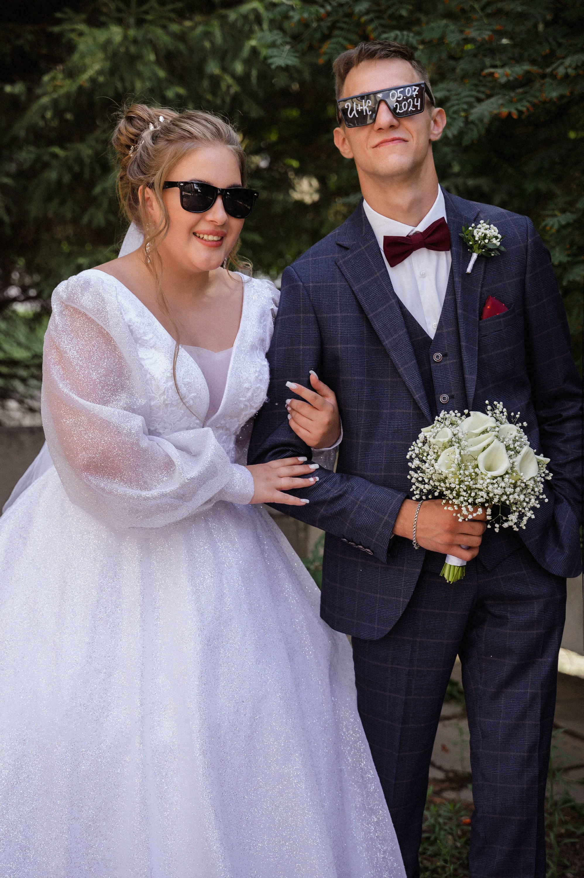 Пару заливает дождь, превращая обыденность в кинофильм. Профессиональный фотограф из Новосибирска — Саша Кё.