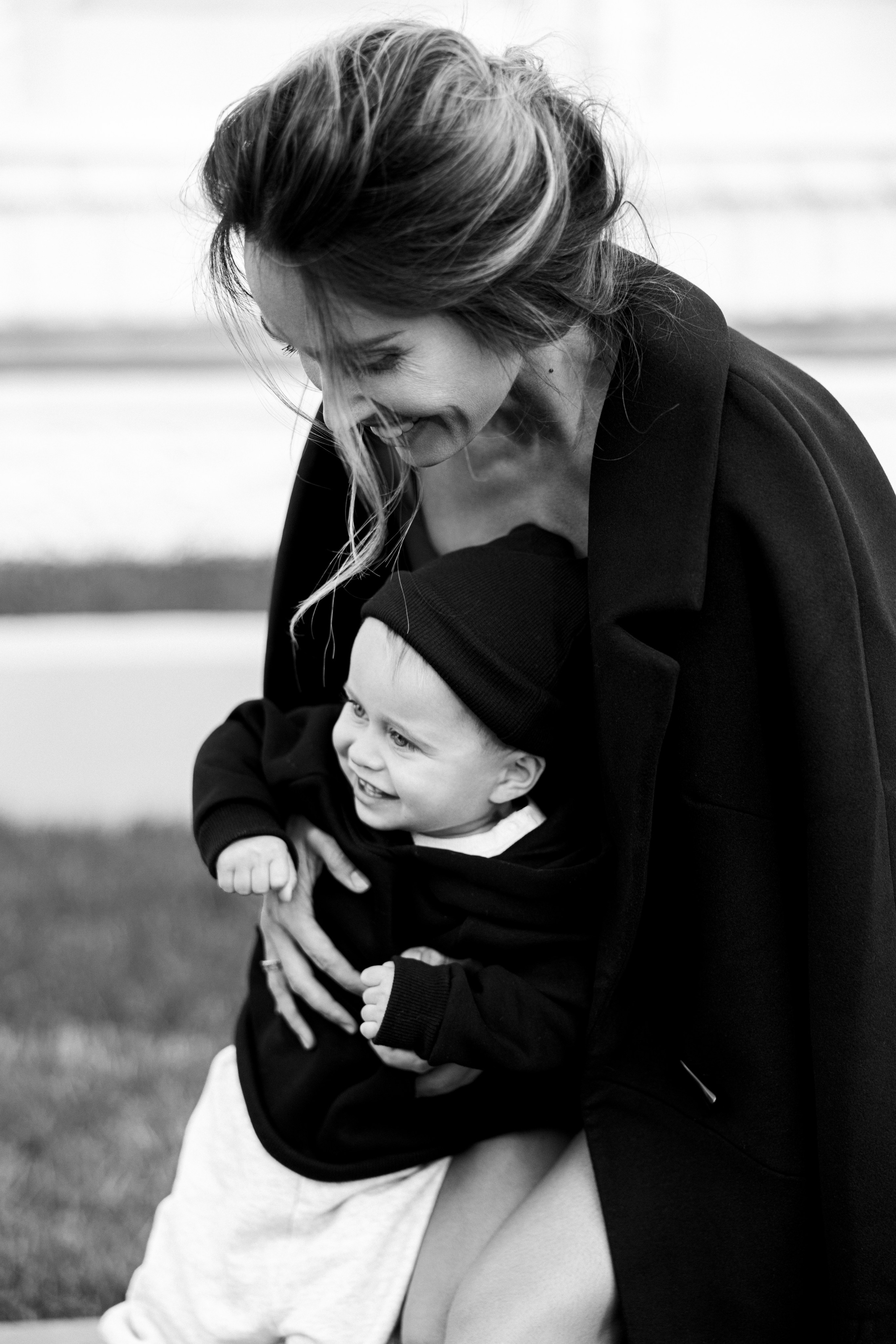 Стильная черно-белая фотография мамы и ребенка, красивая девушка в черном платье чб, чб семейная фотография, Fashion bw photo, фотография на вднх, фотограф в Москве, опытный семейный фотограф, популярный женский фотограф  
