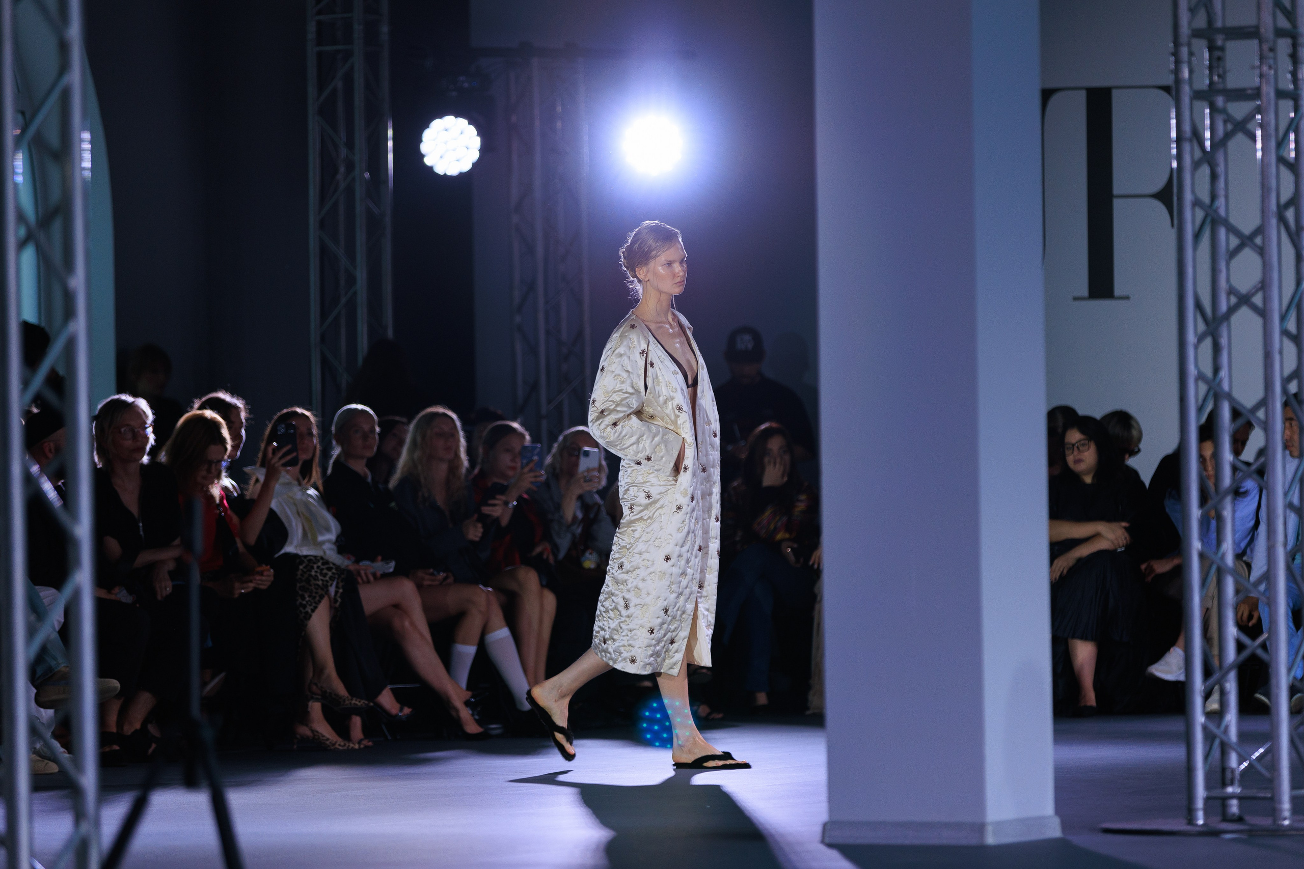 Фотограф для модного показа. Контент для бизнеса в Екатеринбурге Полдень Медиа