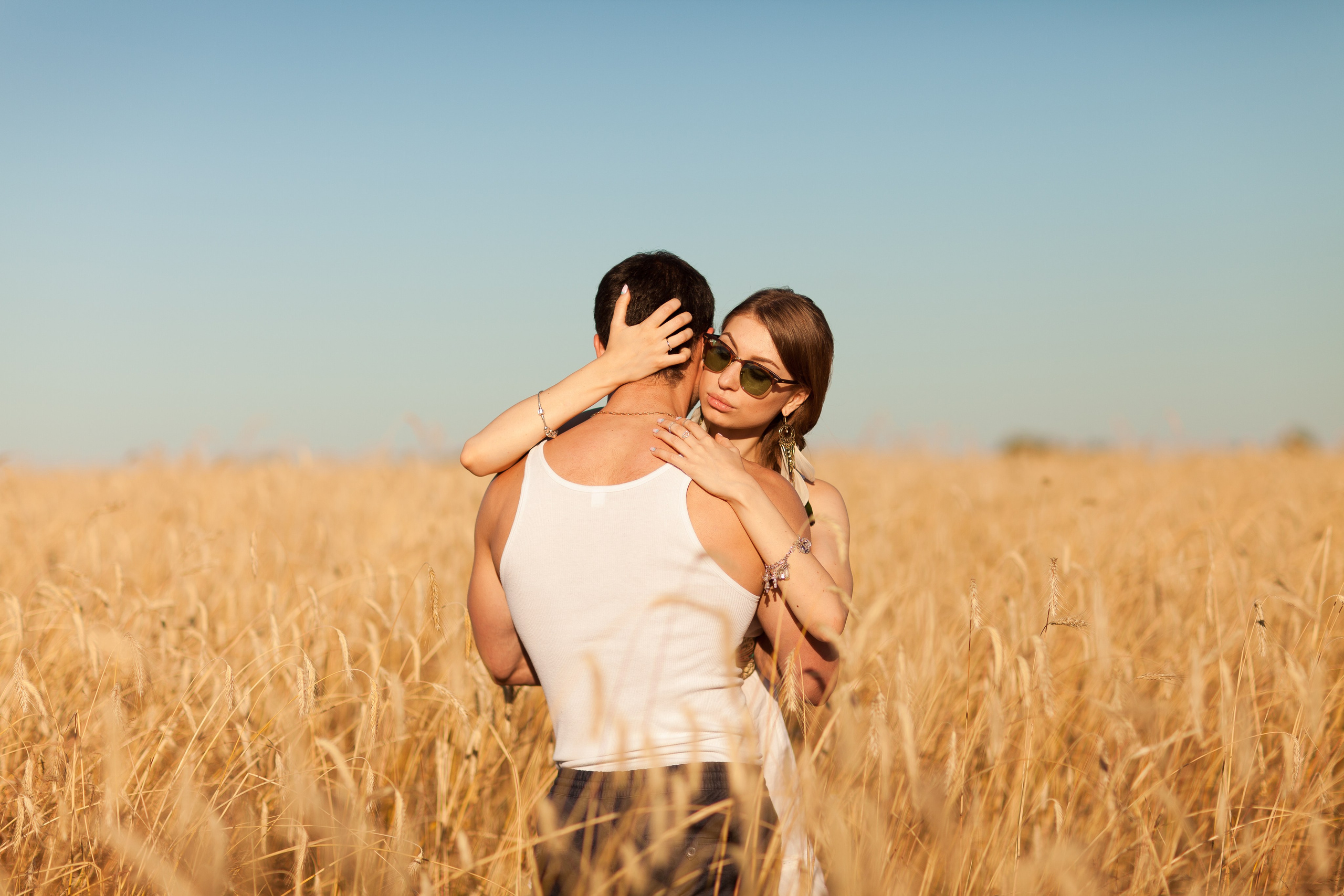Алиса и Сергей, история в полях. Фотограф Денис Гавриленков в Москве