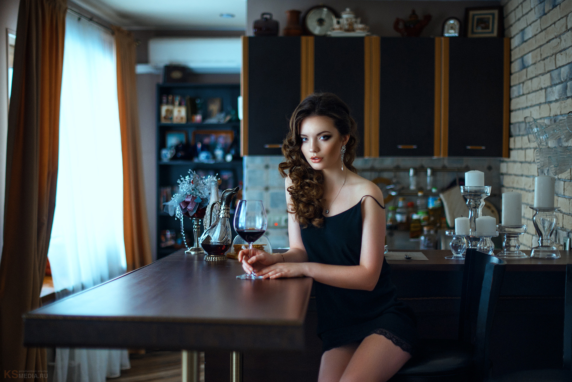 портрет девушки с бокалом вина 