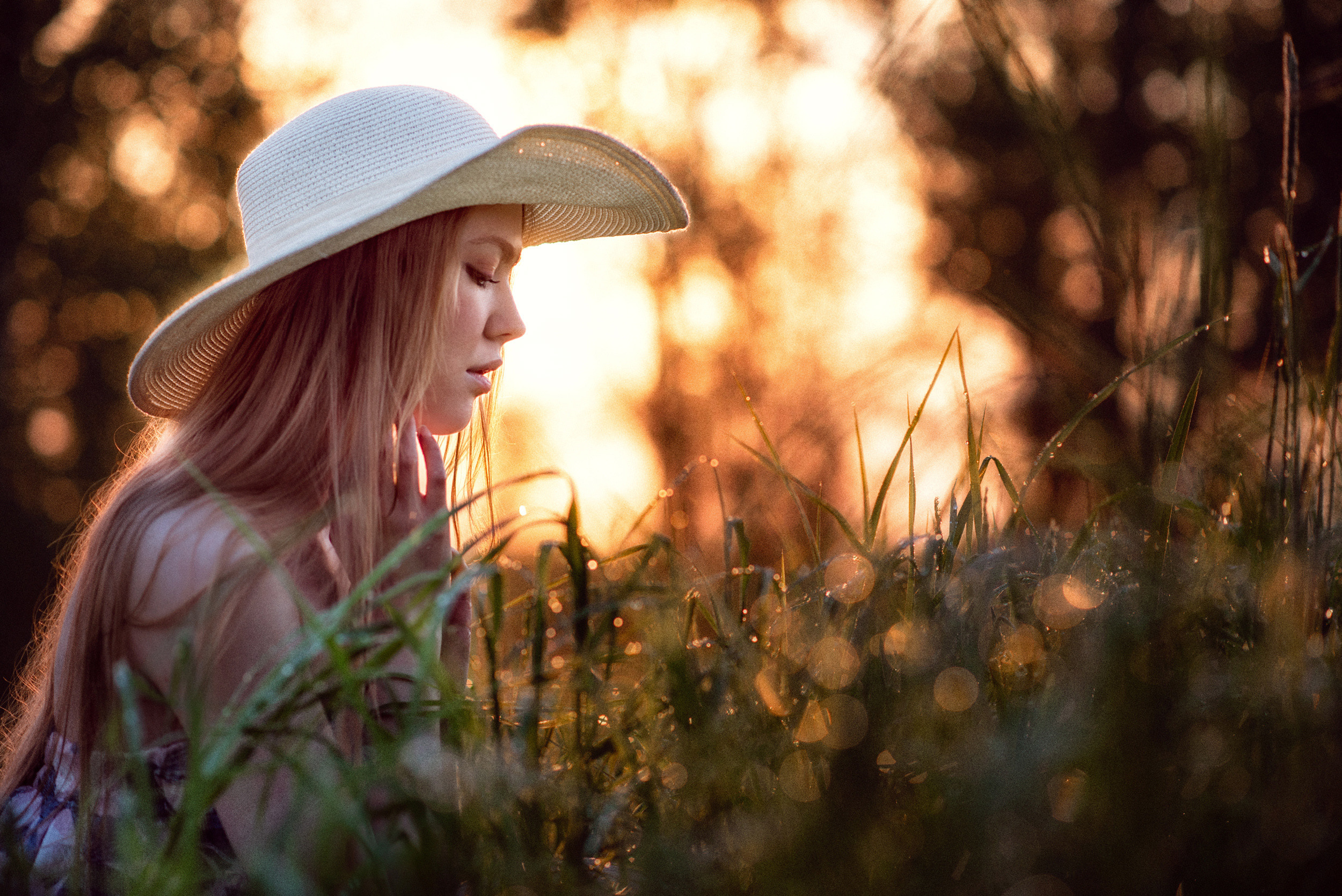 модель на рассвете , капли росы 