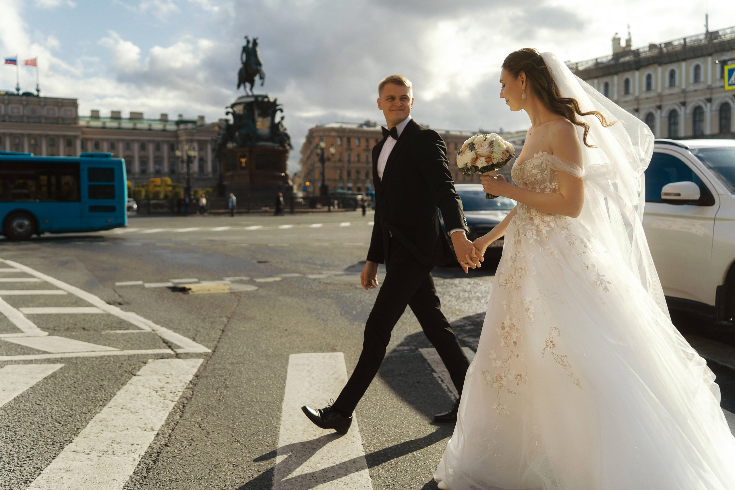 Свадебная прогулка у Исаакиевского собора в Петербурге