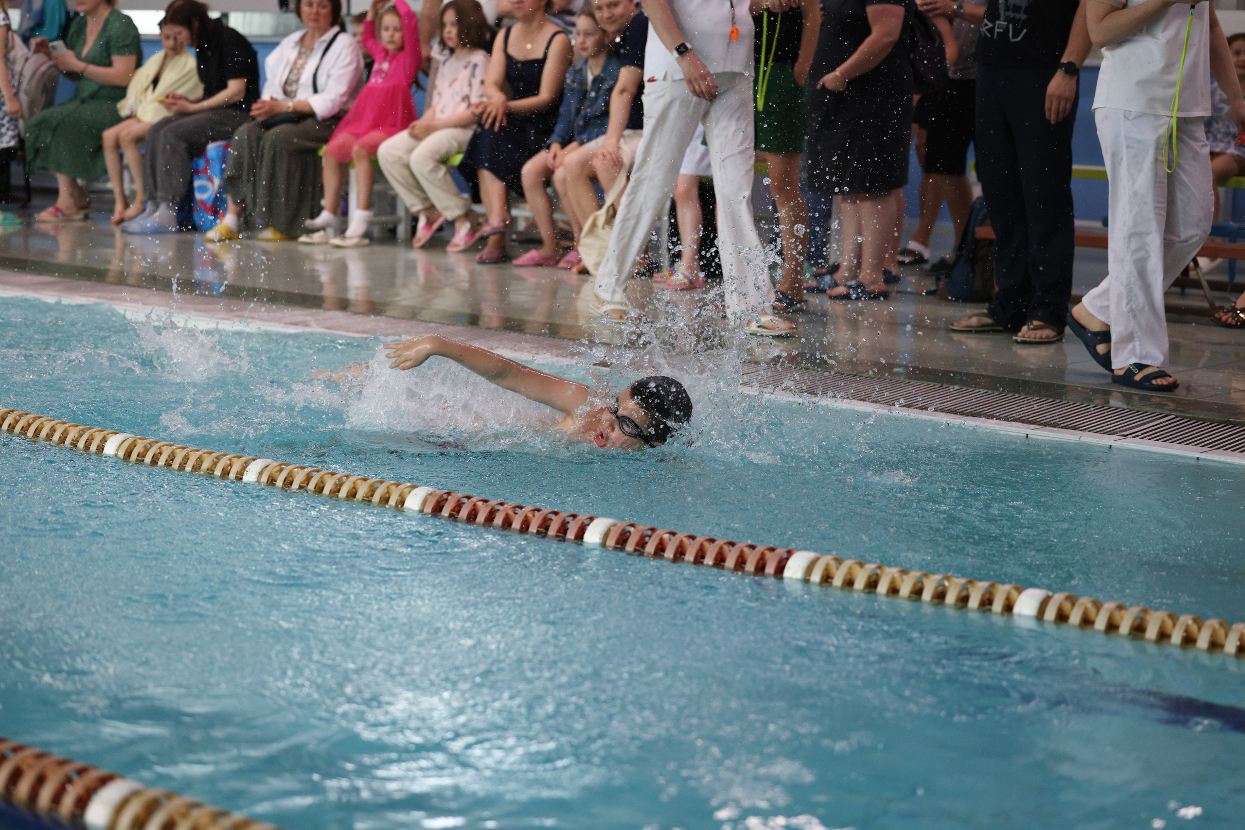 Веселый дельфин. Плавание. Дети 8-9 лет. Фотограф Александр Заломаев