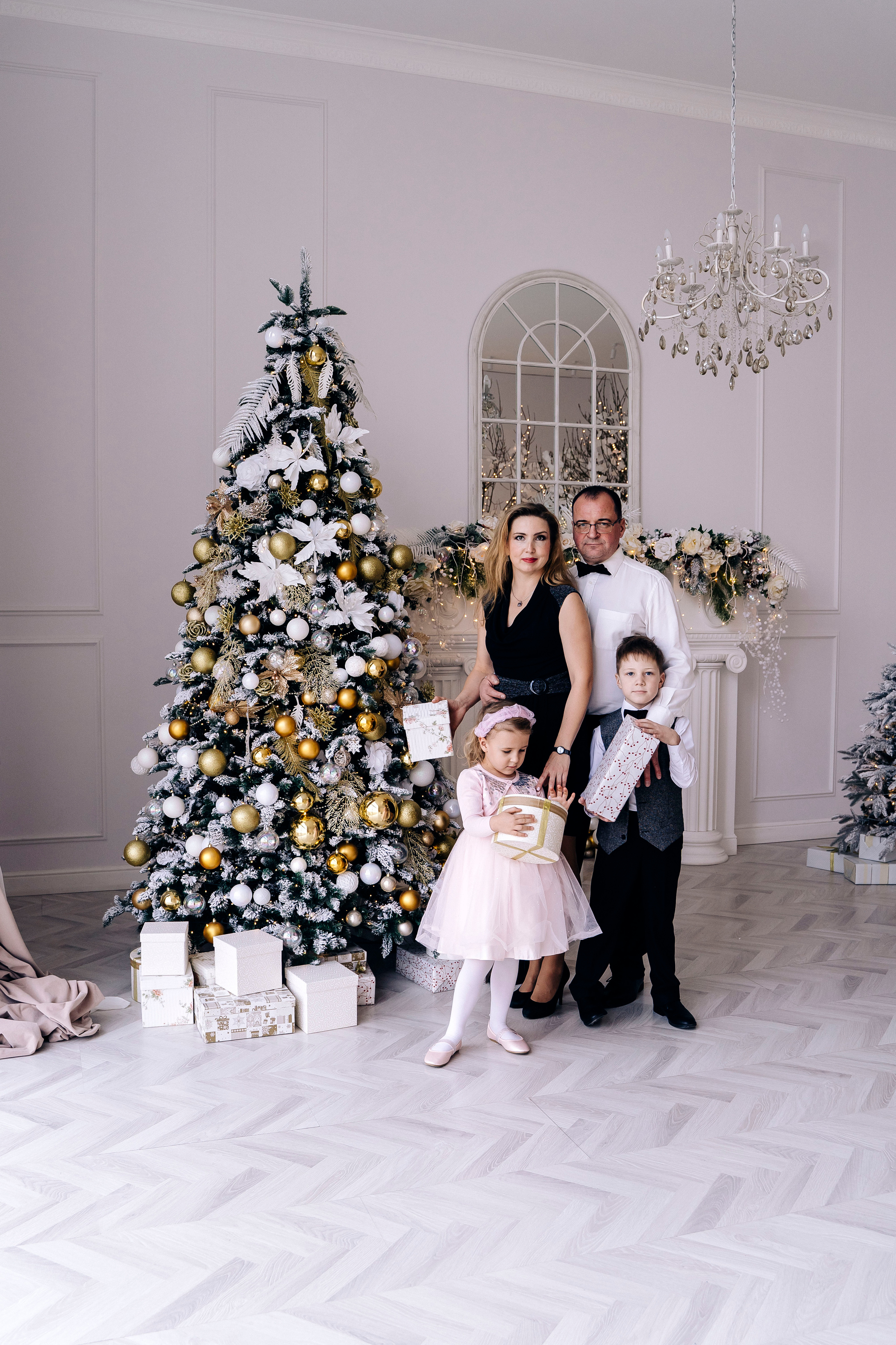 Новогодняя семейная фотосессия Полины, Александра, Матрены и Луки. Фотограф Алиса Агафонова в Санкт-Петербурге