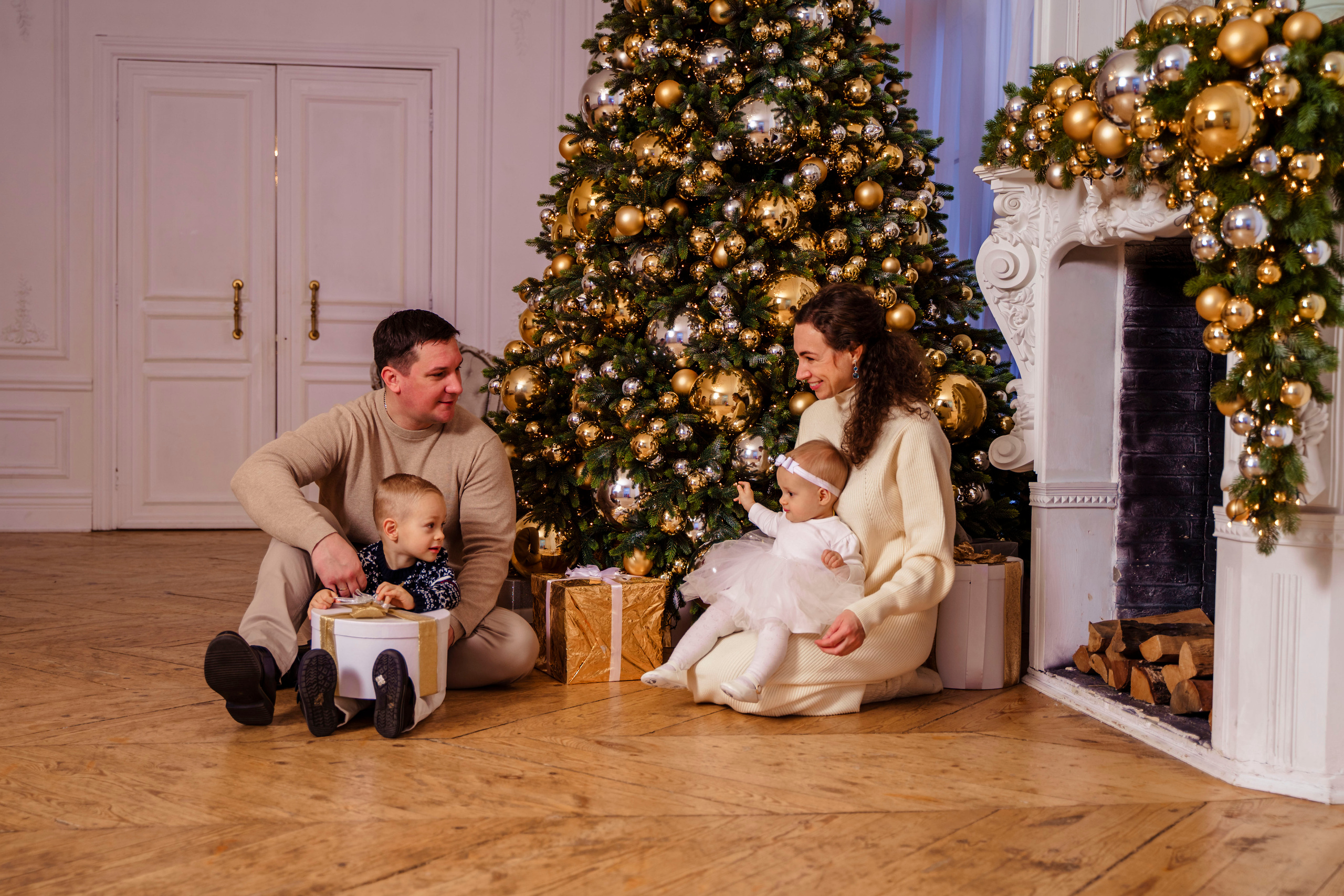 Новогодняя семейная история Юлии, Андрея, Ксюшеньки и Владика✨. Фотограф Алиса Агафонова в Санкт-Петербурге