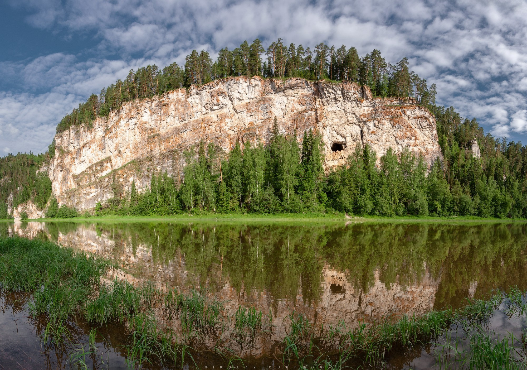 Летная панорама Камня Дыроватый с пещерой Скалолазов