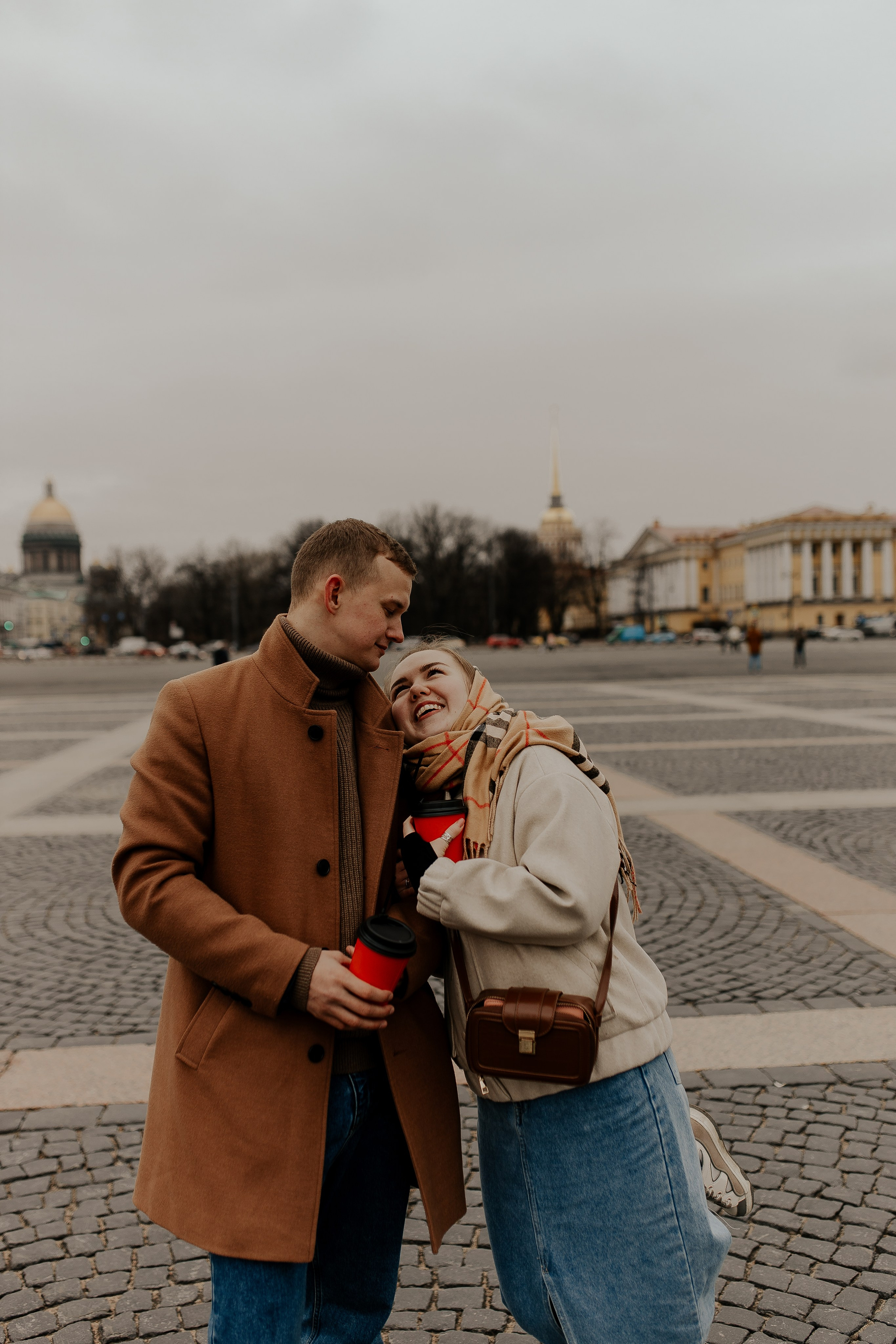 Пара гуляет по Петербургу. Фотограф в Санкт-Петербурге Лиза Семченкова