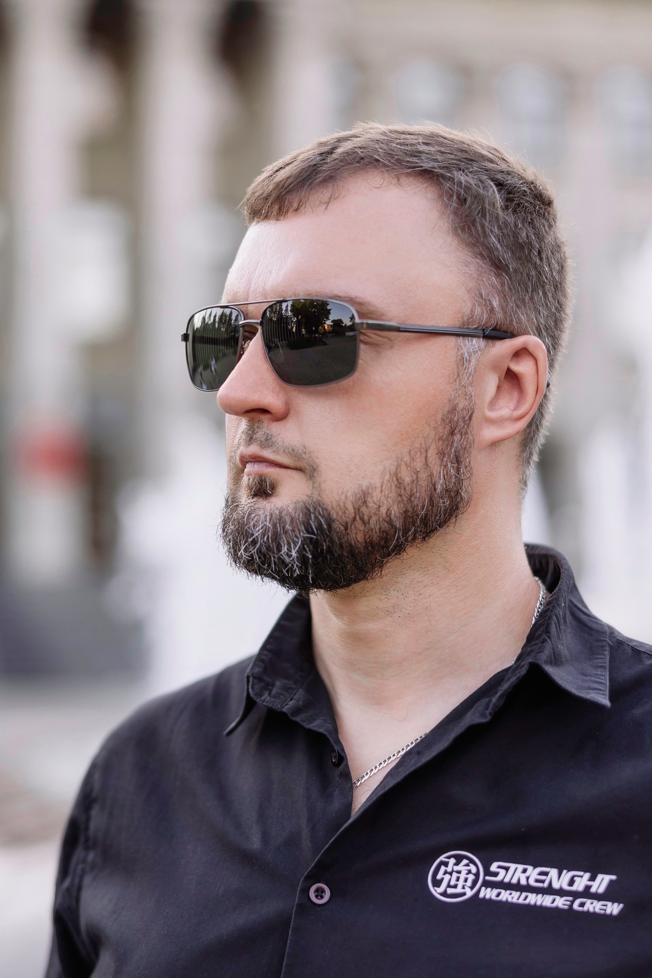 Мужской портрет в тёмных очках