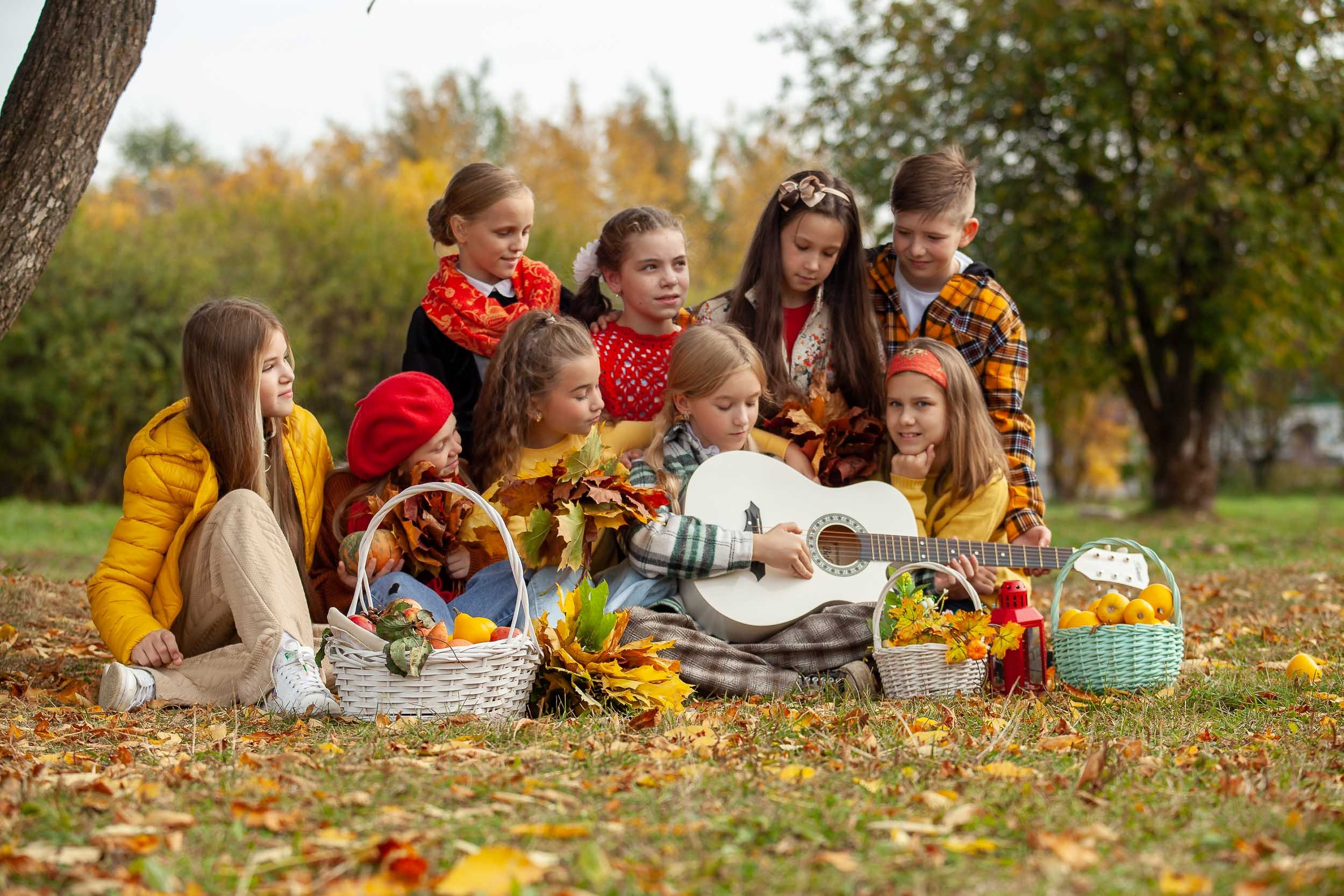 Выпускники 4 класса на осеннем пикнике с гитарой
