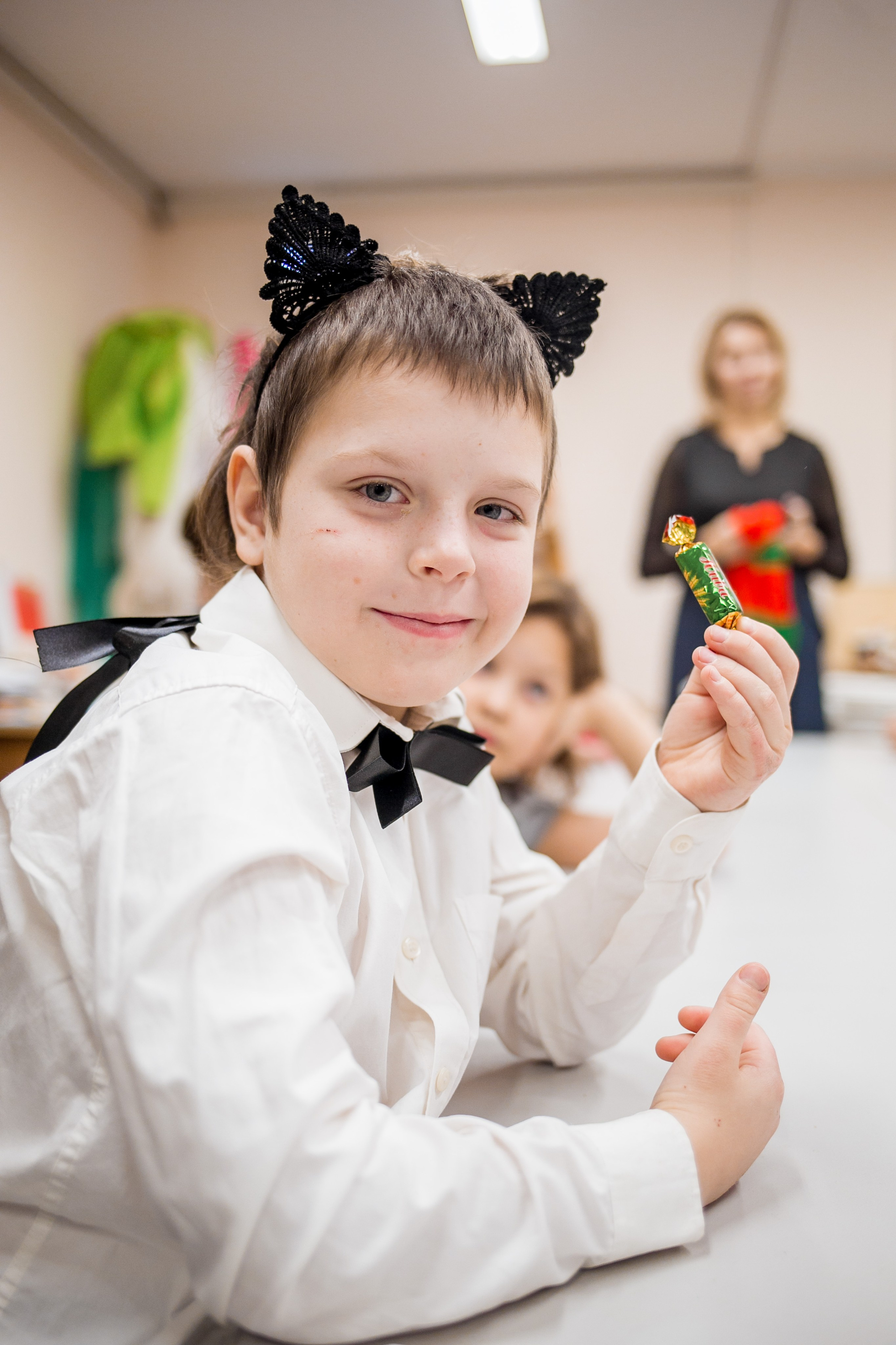 Школьники делают поделки к Новому году. Репортажный фотограф Борис Геер