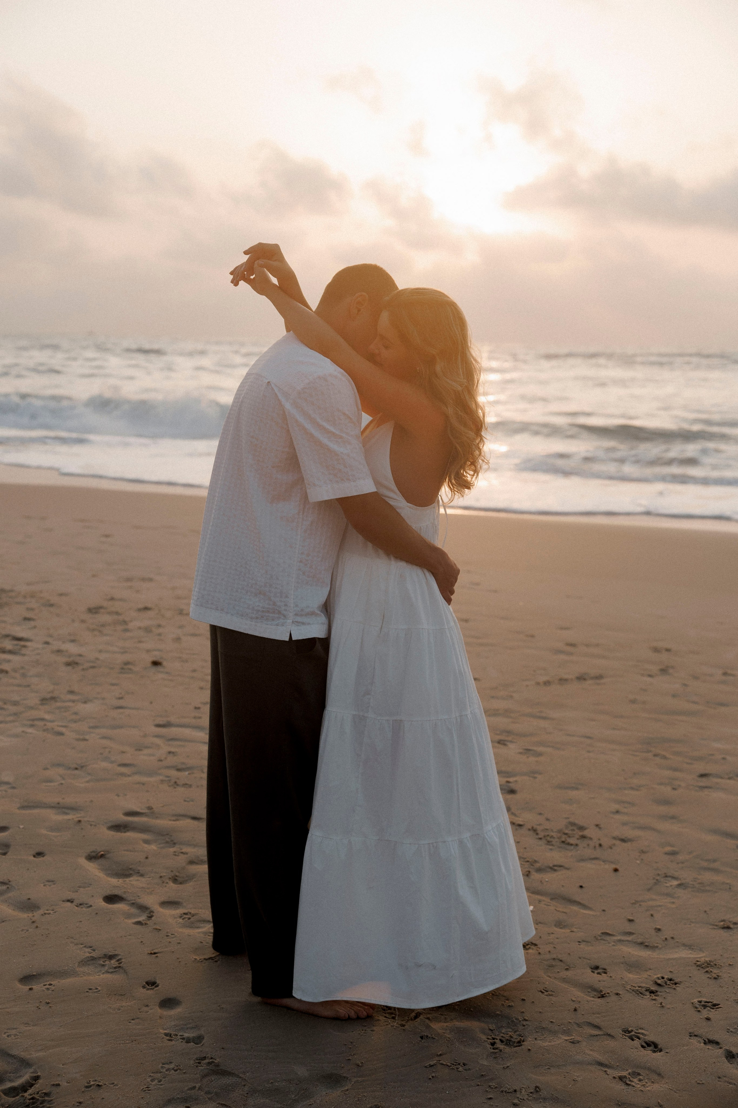 Pregnancy photoshoot near the sea (cloudy weather). Главная