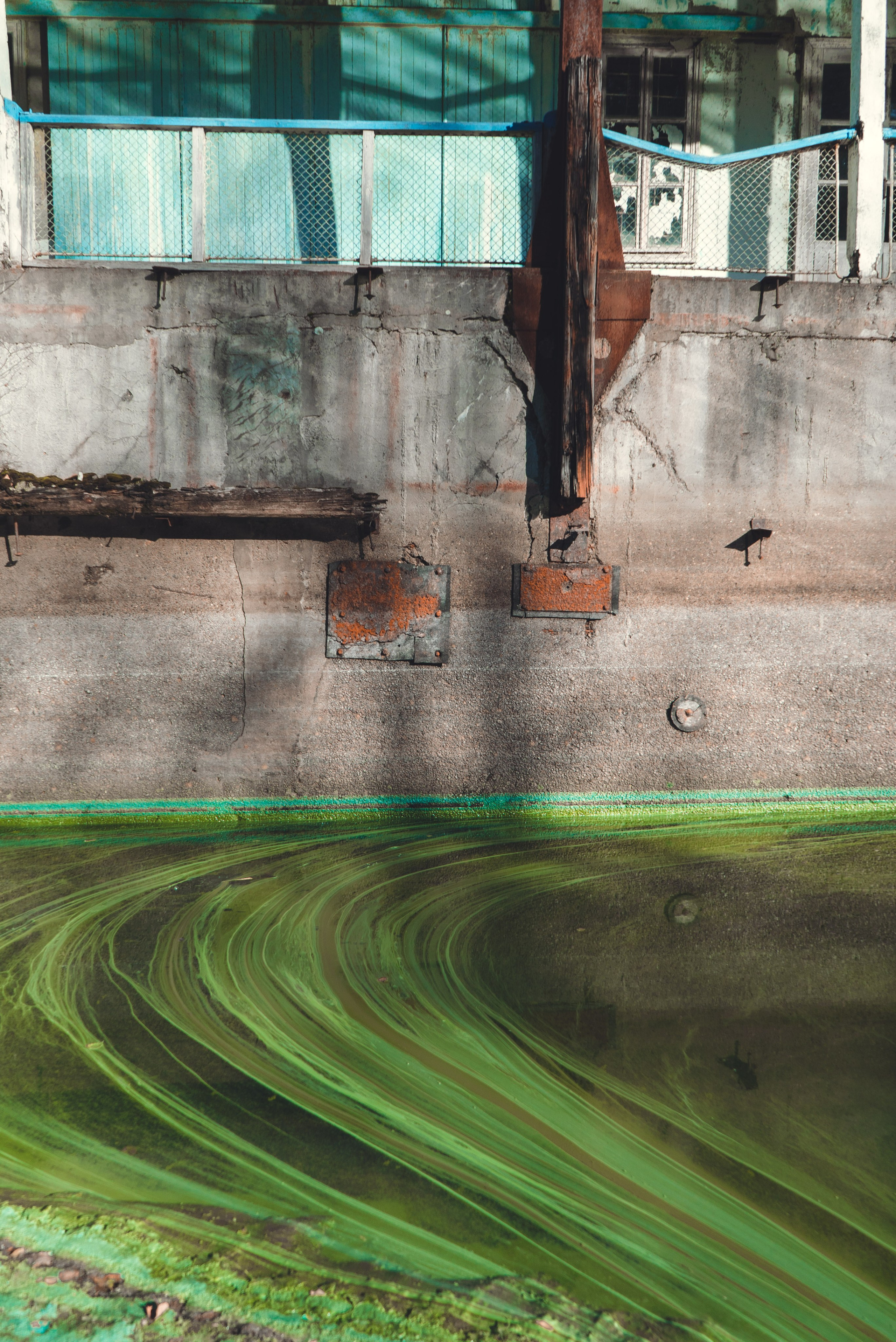 Заброшенное здание, виднеющееся на старинном берегу речной пароход, стоит на водоеме среди густого леса. Его фасад украшен колоннами и балконами, однако здание выглядит ветхим и запущенным: краска облупилась, металл покрыт ржавчиной. Вокруг голые деревья и хвойные леса, что создает ощущение уединенности и застенчивости.