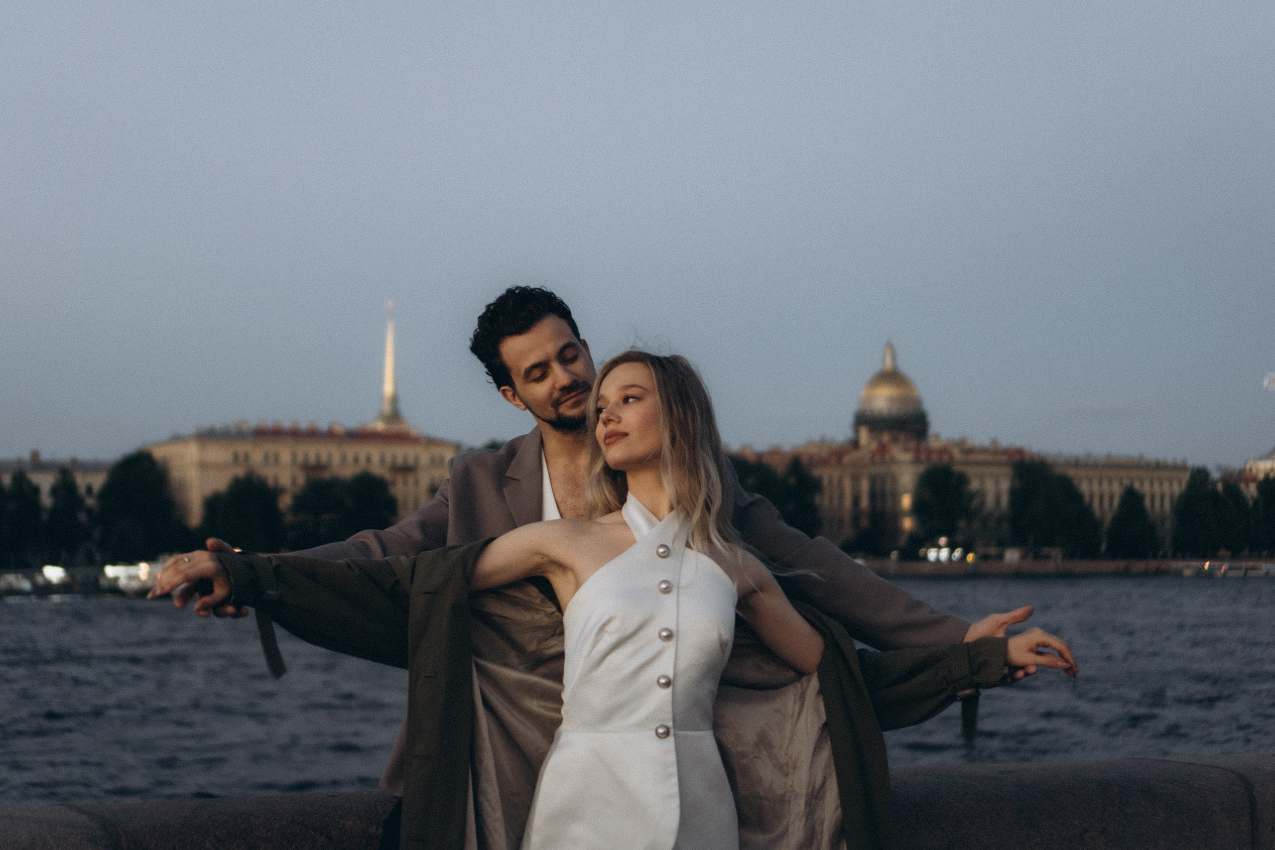 СВАДЕБНАЯ СЬЕМКА ПАРЫ НА РАССВЕТЕ В БЕЛЫЕ НОЧИ И ПРОГУЛКА С РАЗВОДНЫМИ МОСТАМИ И ПИКНИК ВОЗЛЕ ИСАКИЕВСКОГО СОБОРА. Профессиональный фотограф, Санкт-Петербург — Виктория Богомолова