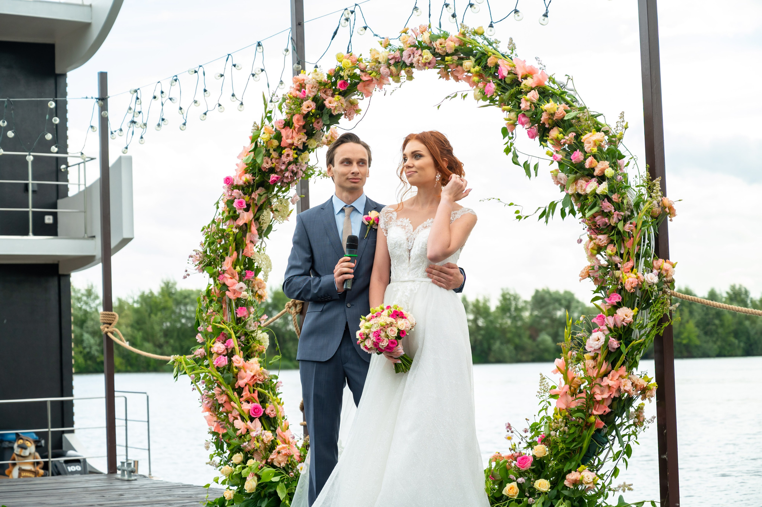 Молодожёны на регистрации брака в яхт клубе, фото видео на свадьбу в Москве от фотографа Павла Кора