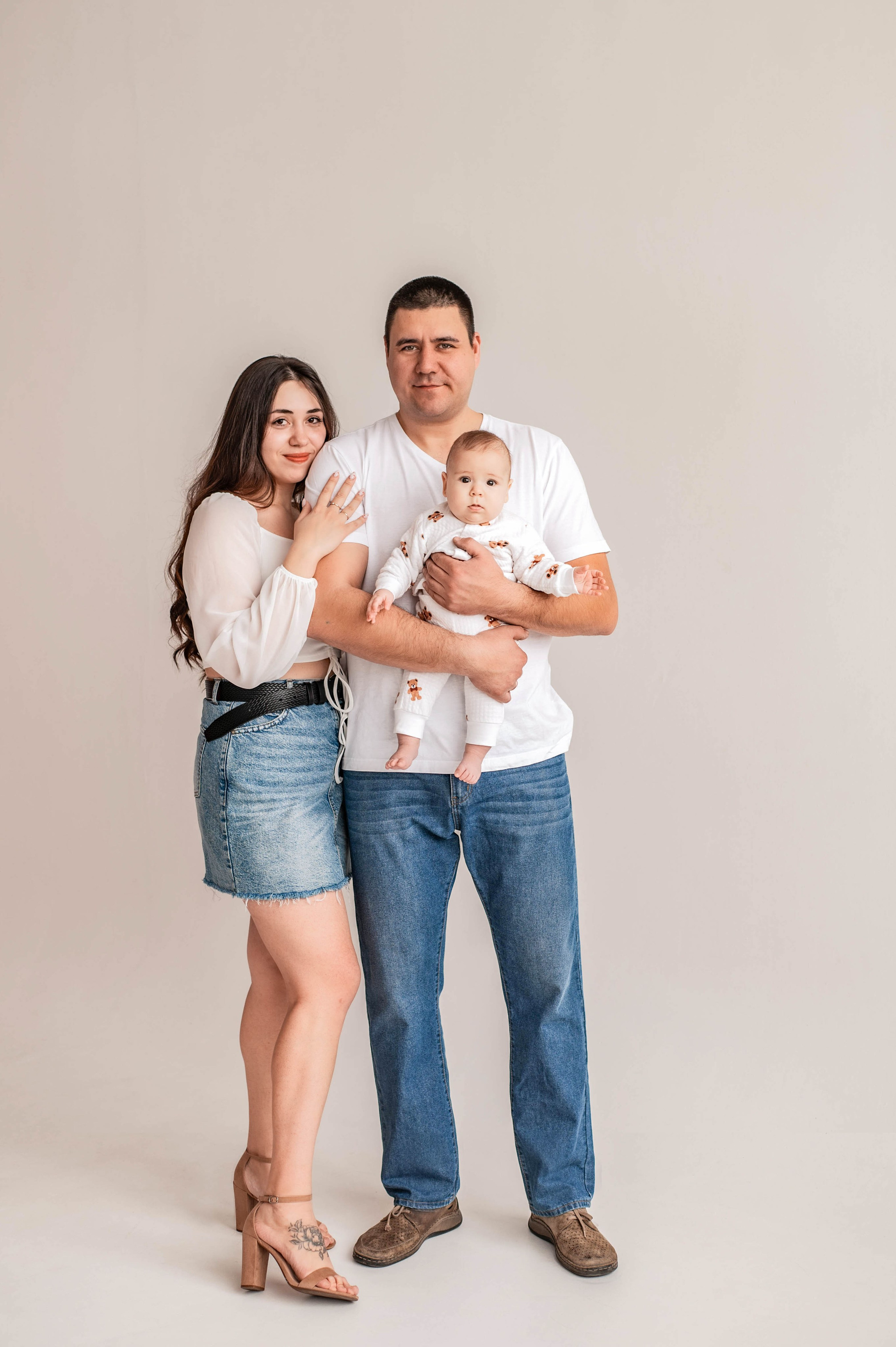 Алина и Кирилл с малышом. Семейный и свадебный фотограф в Абакане Юлия Су