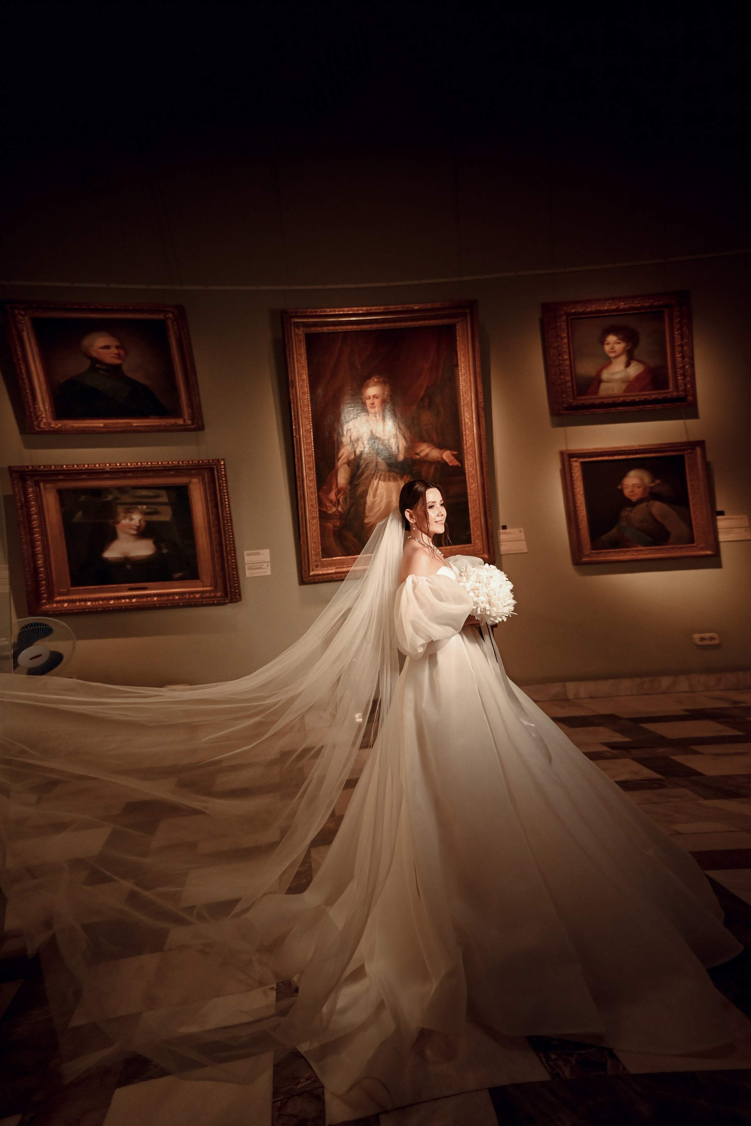 Небольшая свадебная серия в музее и прогулкой под дождем Эльмиры и Ризата. Свадебный, семейный, детский, контент фотограф в Омске Максим Ильин