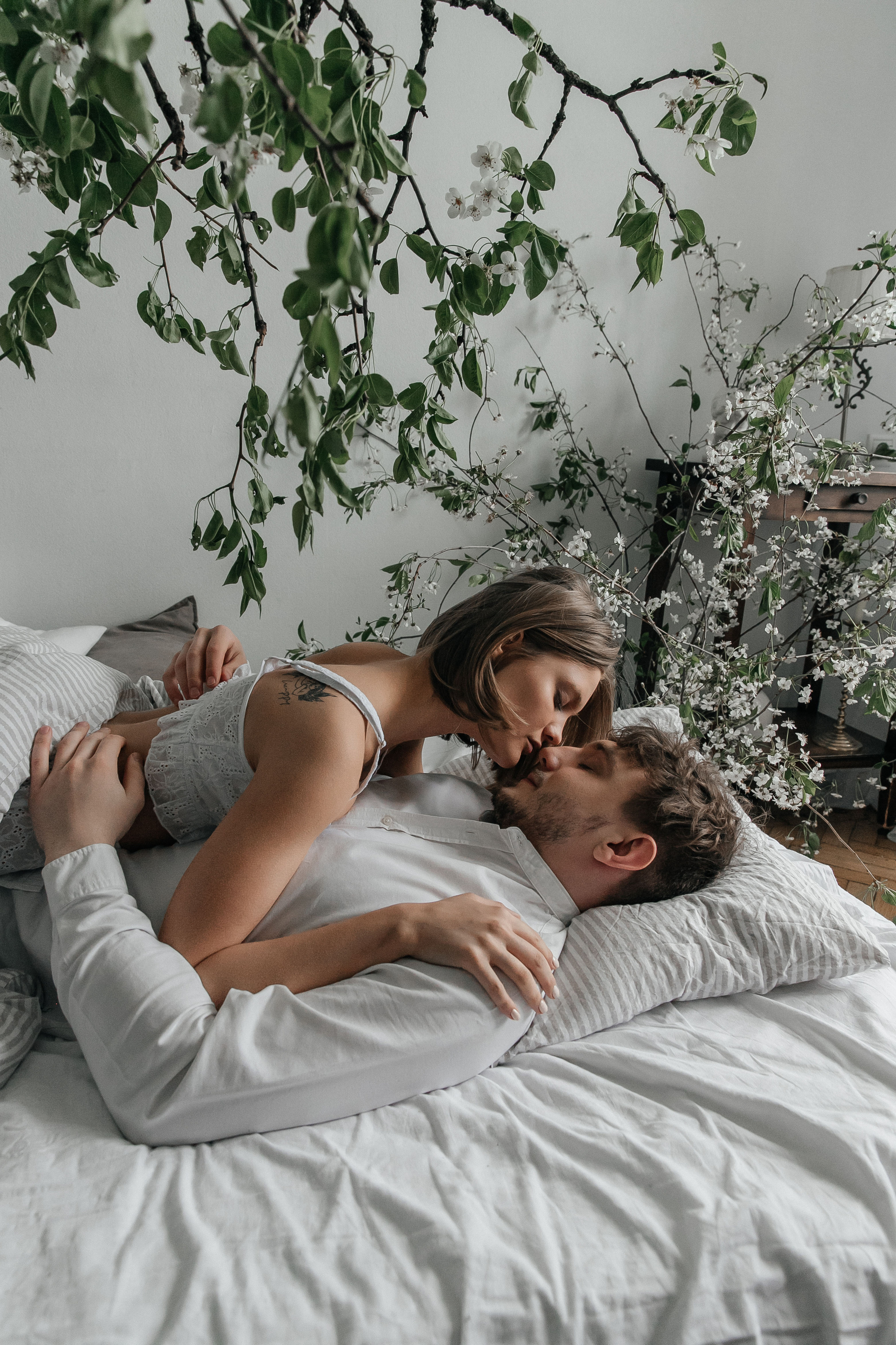 Лавстори в студии с живыми растениями. Свадебный фотограф в Москве Элина Ларченкова. Фото, которые цепляют