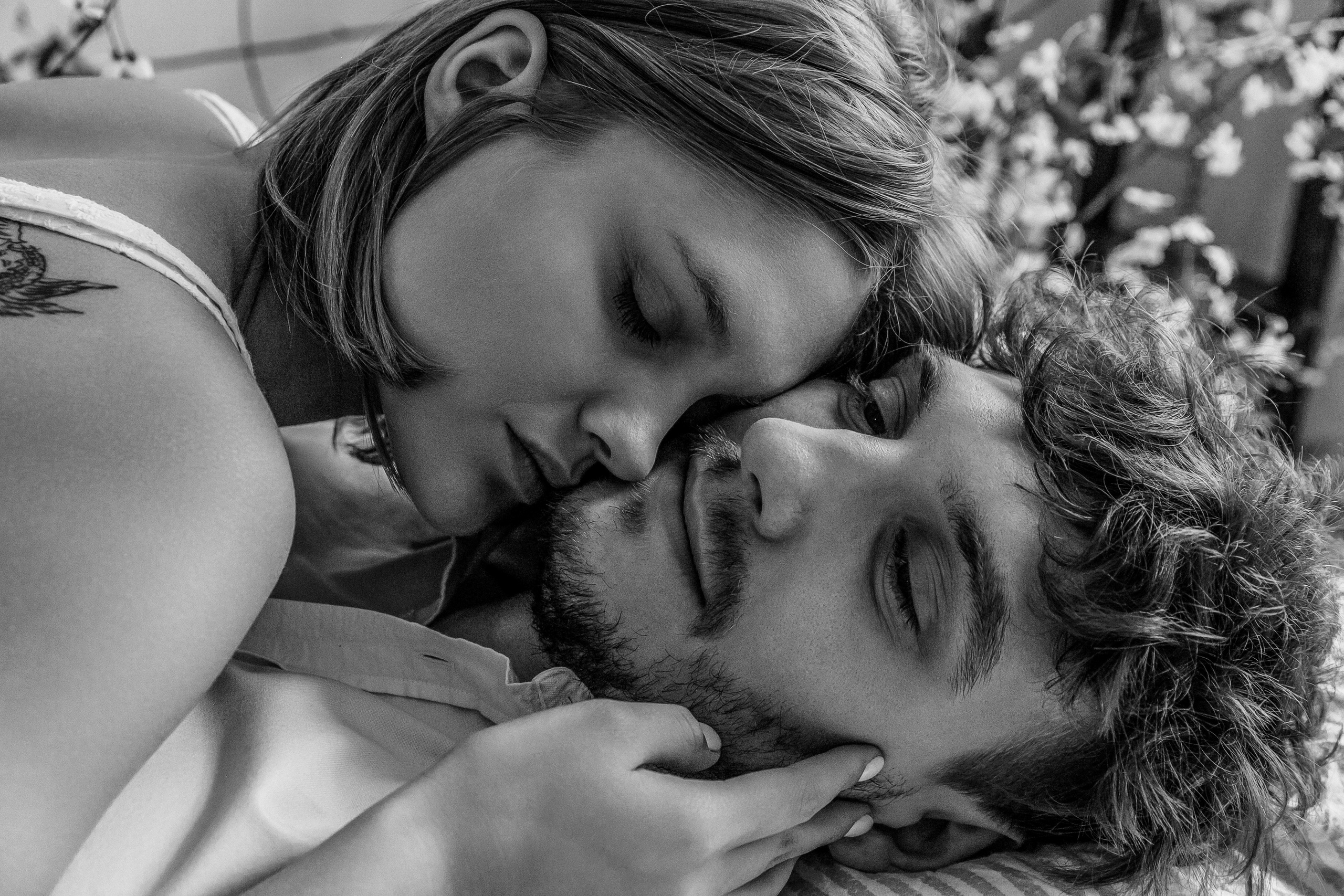 Лавстори в студии с живыми растениями. Свадебный фотограф в Москве Элина Ларченкова. Фото, которые цепляют