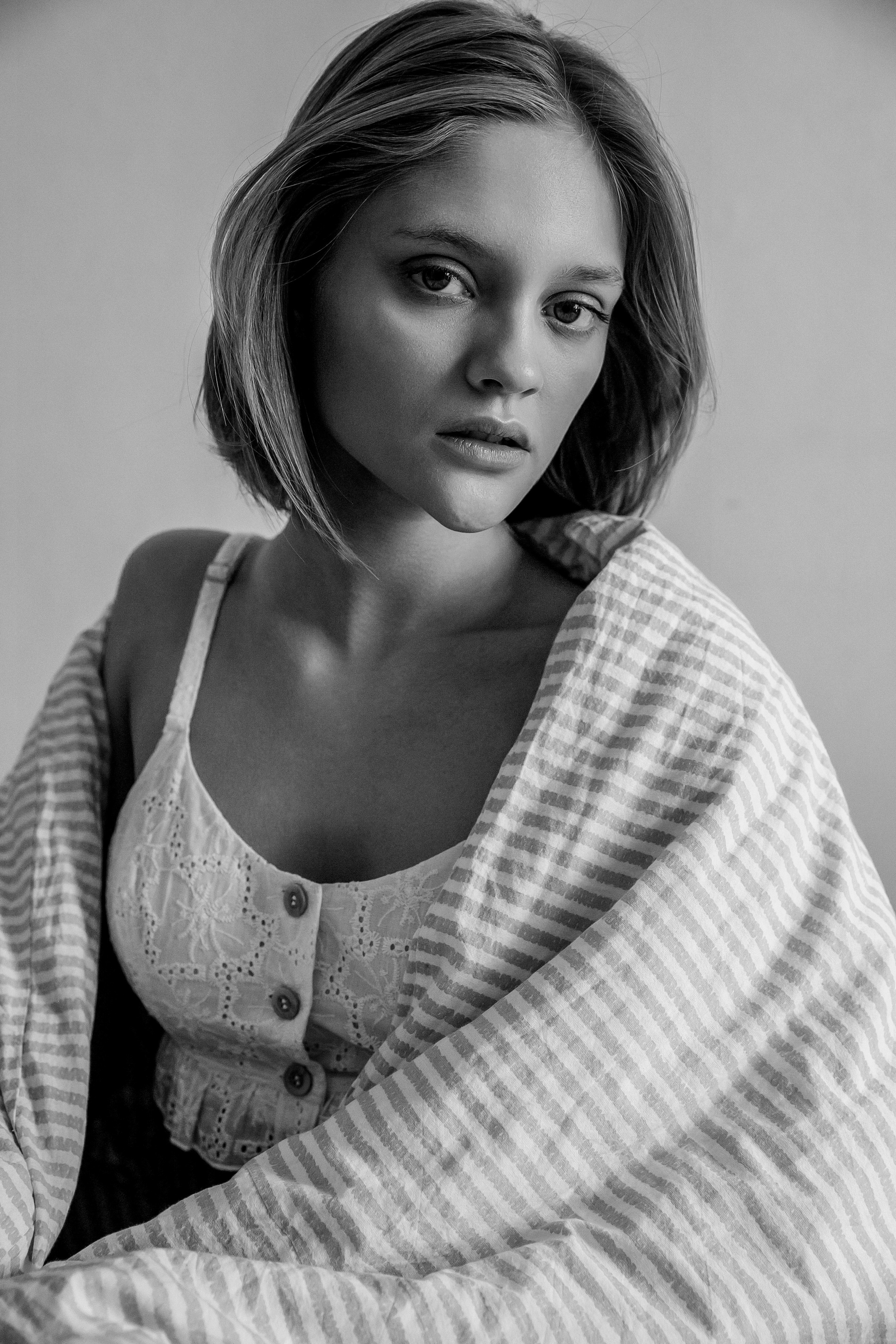 Лавстори в студии с живыми растениями. Свадебный фотограф в Москве Элина Ларченкова. Фото, которые цепляют