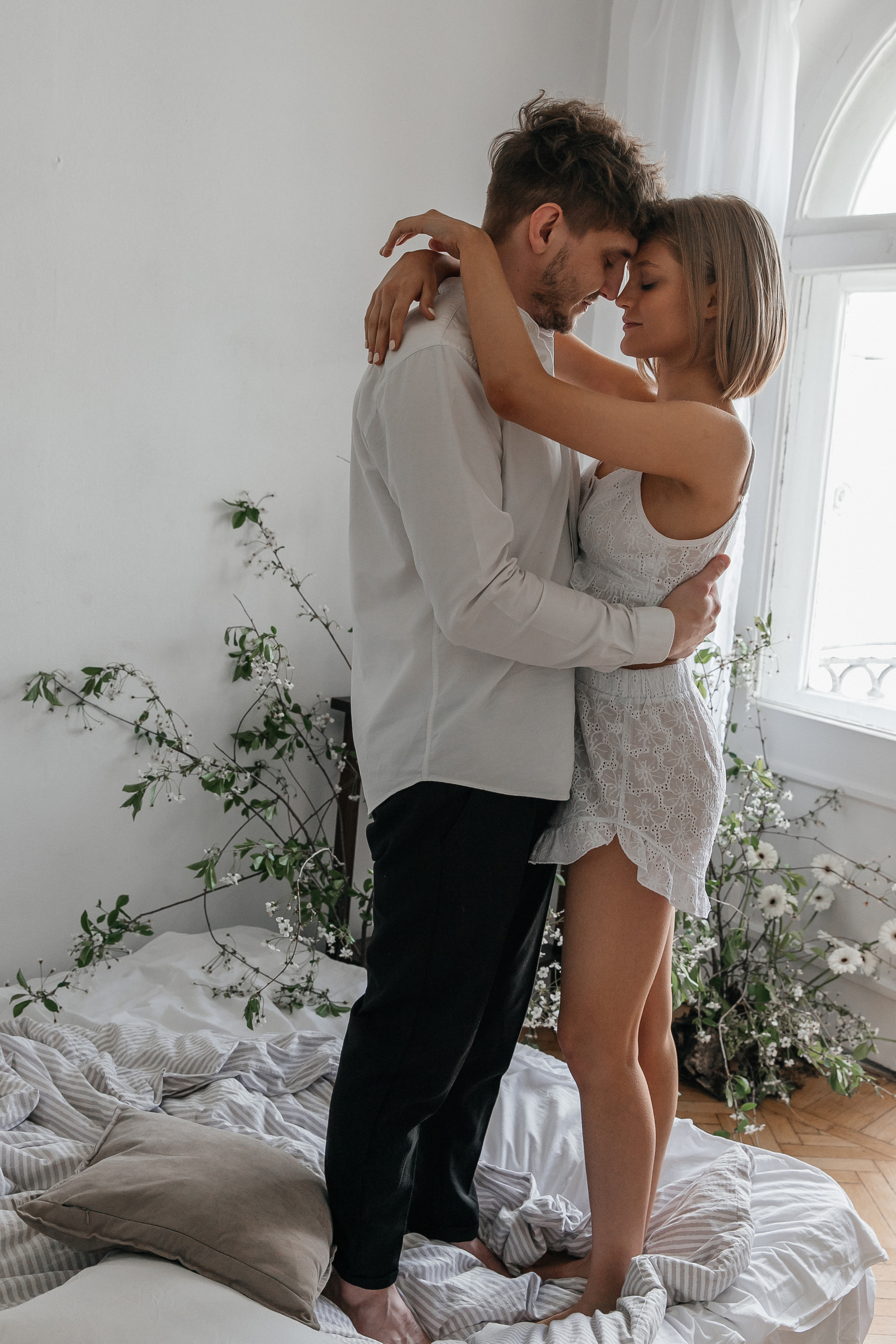 Лавстори в студии с живыми растениями. Свадебный фотограф в Москве Элина Ларченкова. Фото, которые цепляют