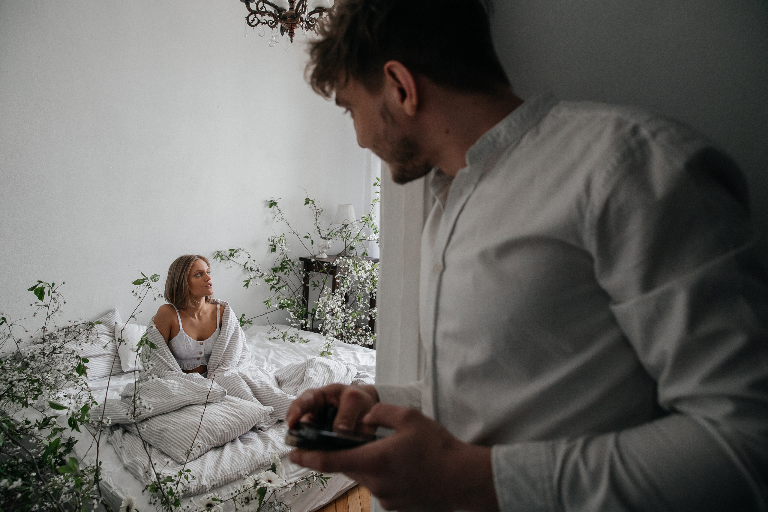 Лавстори в студии с живыми растениями. Свадебный фотограф в Москве Элина Ларченкова. Фото, которые цепляют