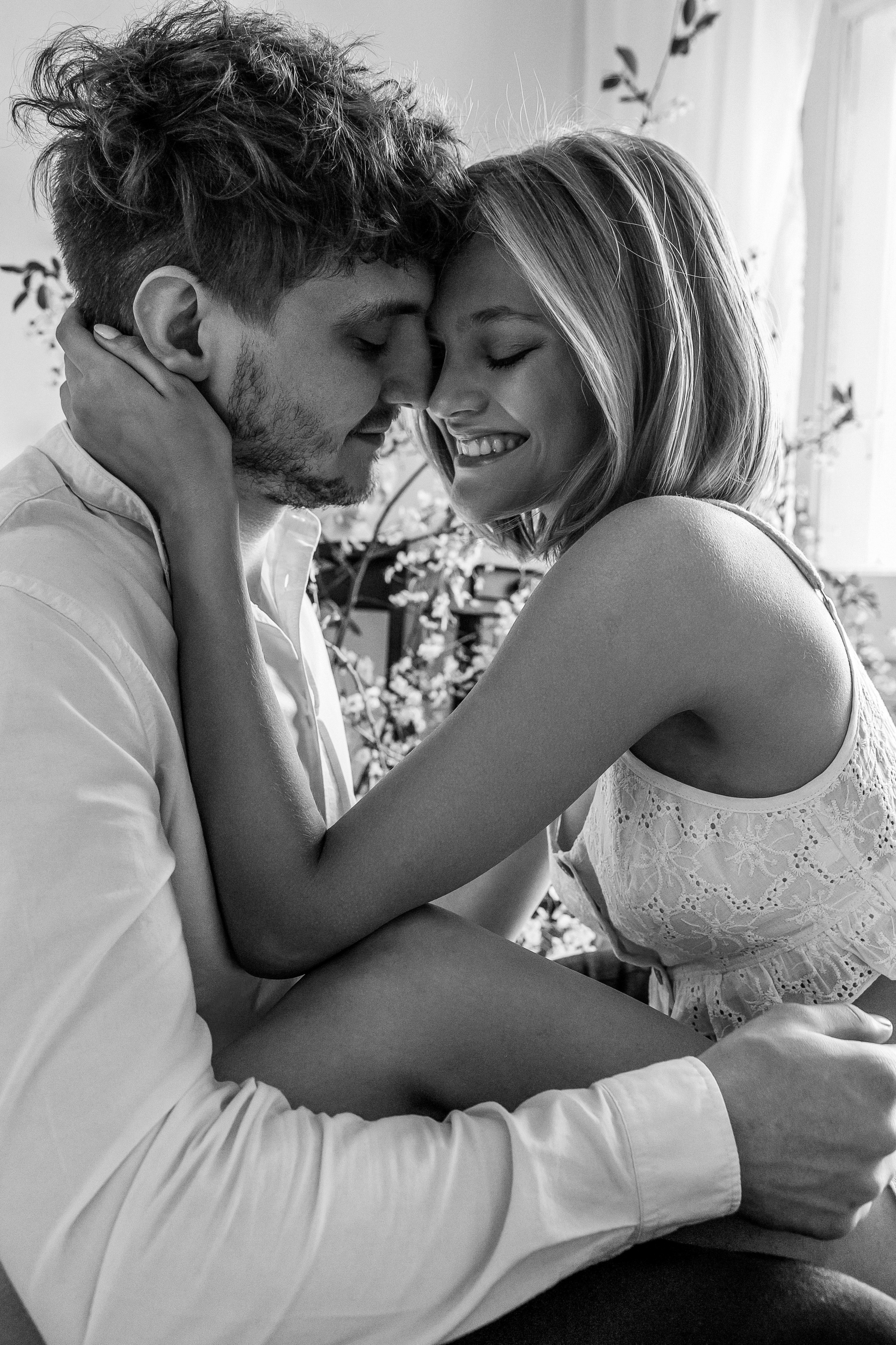 Лавстори в студии с живыми растениями. Свадебный фотограф в Москве Элина Ларченкова. Фото, которые цепляют