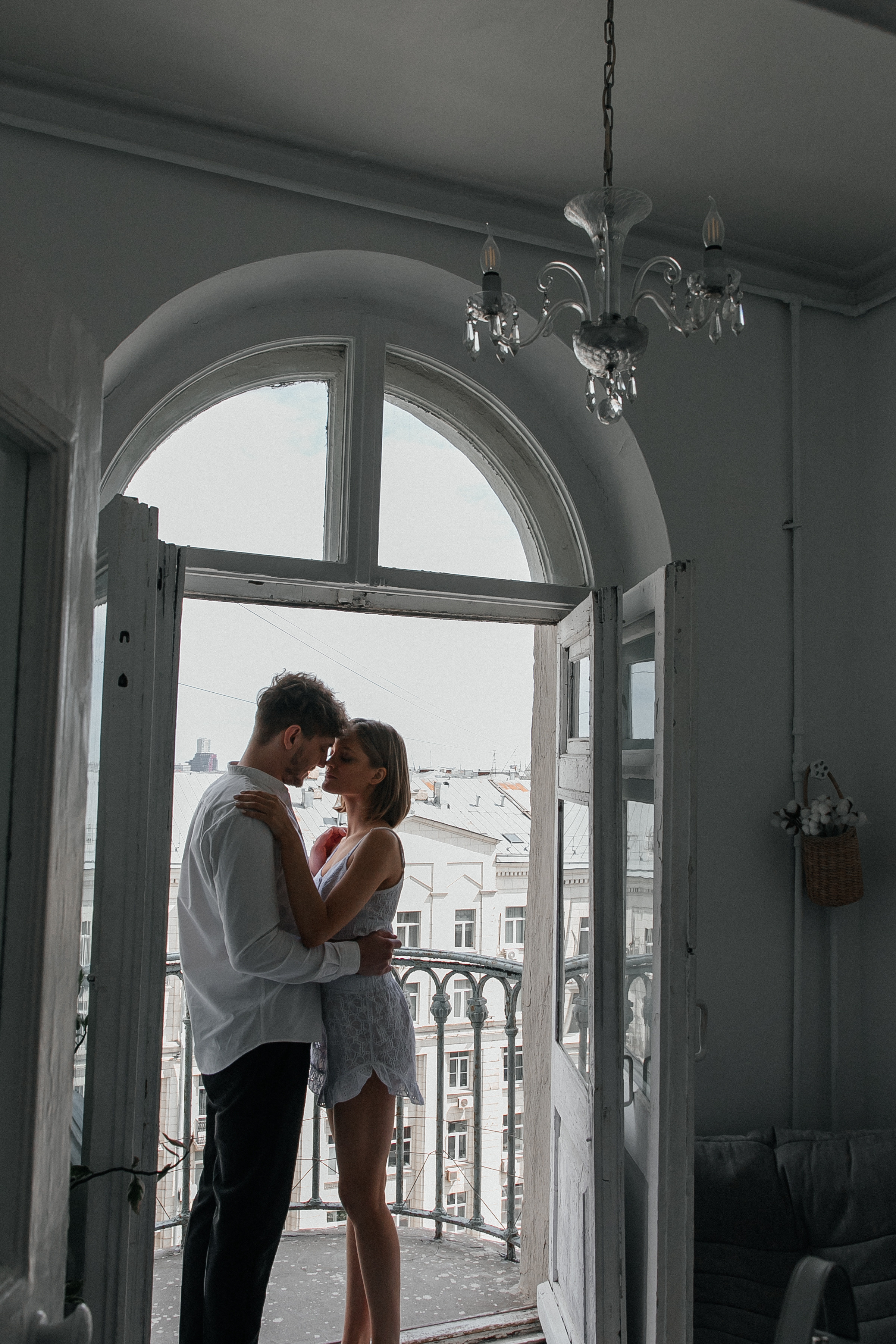 Лавстори в студии с живыми растениями. Свадебный фотограф в Москве Элина Ларченкова. Фото, которые цепляют