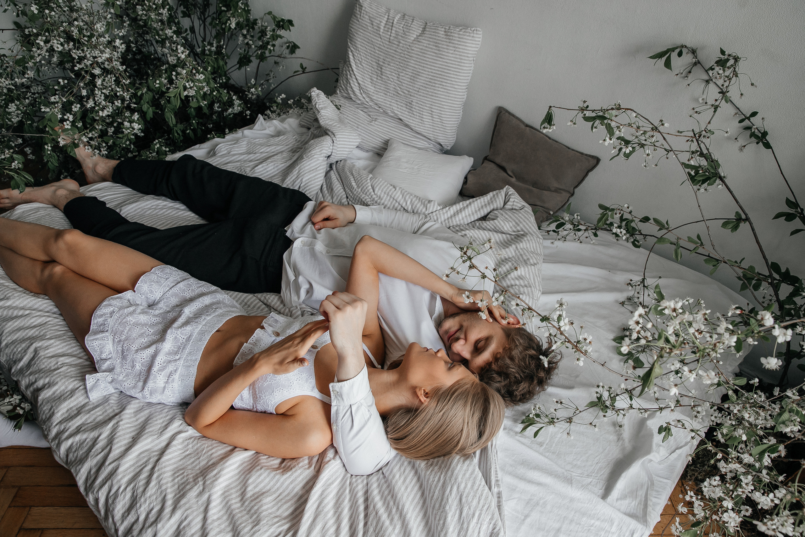 Лавстори в студии с живыми растениями. Свадебный фотограф в Москве Элина Ларченкова. Фото, которые цепляют