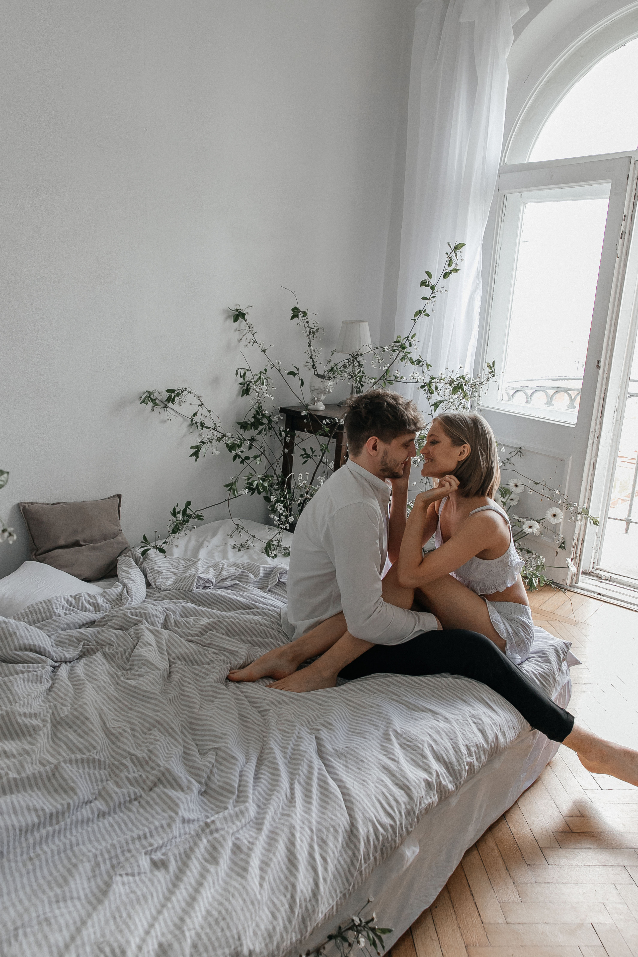 Лавстори в студии с живыми растениями. Свадебный фотограф в Москве Элина Ларченкова. Фото, которые цепляют