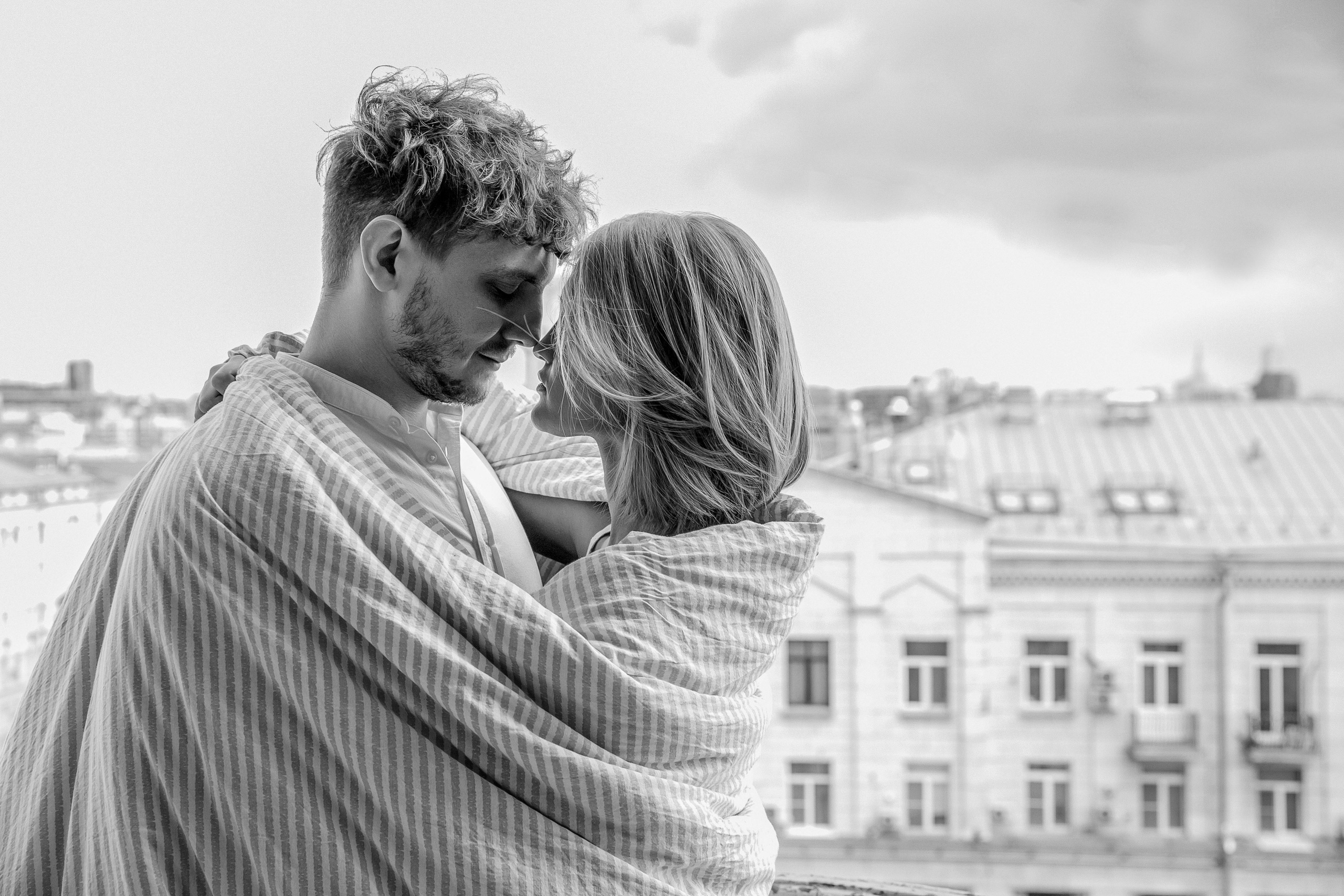 Лавстори в студии с живыми растениями. Свадебный фотограф в Москве Элина Ларченкова. Фото, которые цепляют