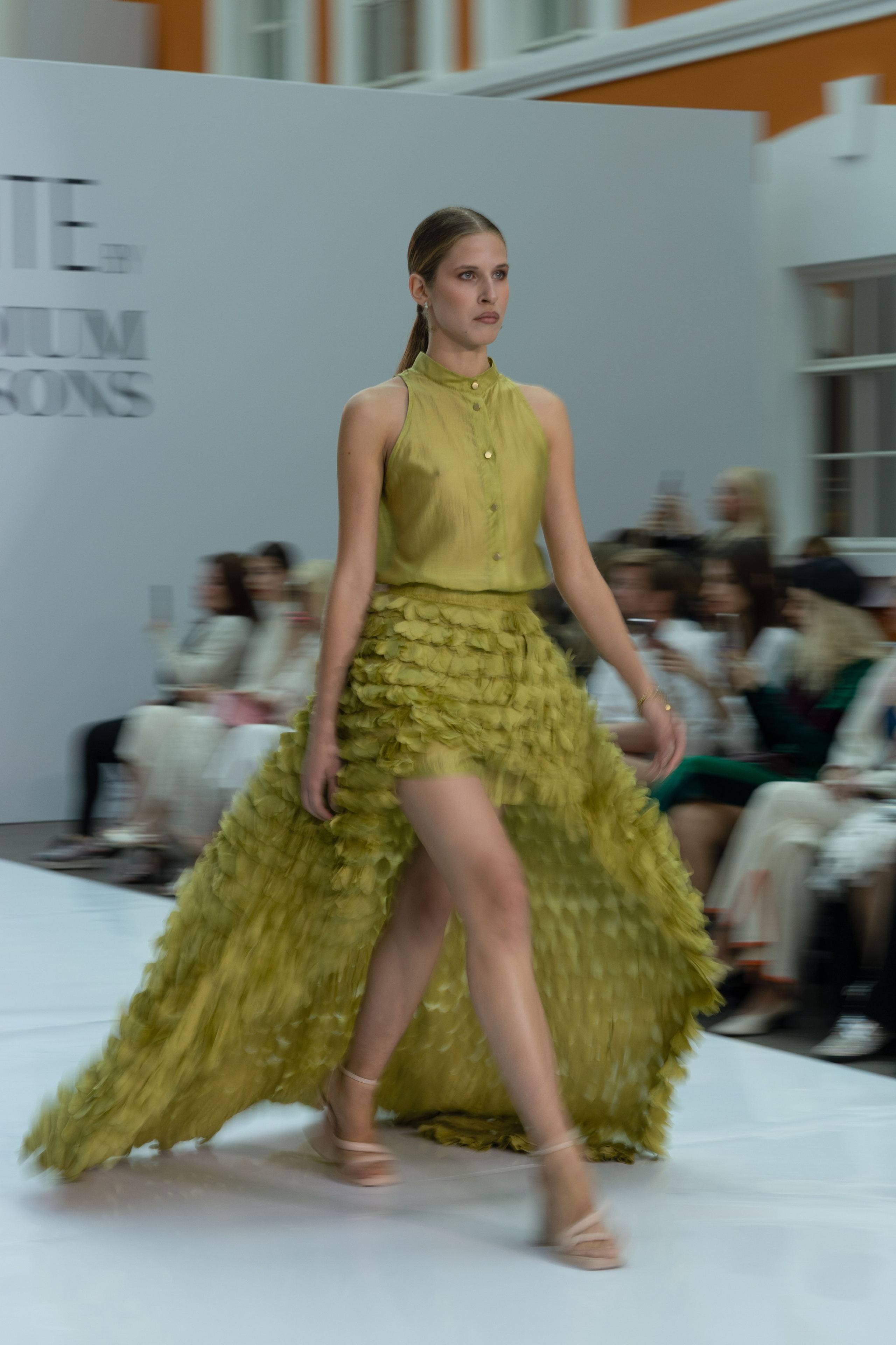 <img src="image.jpg" alt="репортаж с модного показа в Санкт-Петербурге">