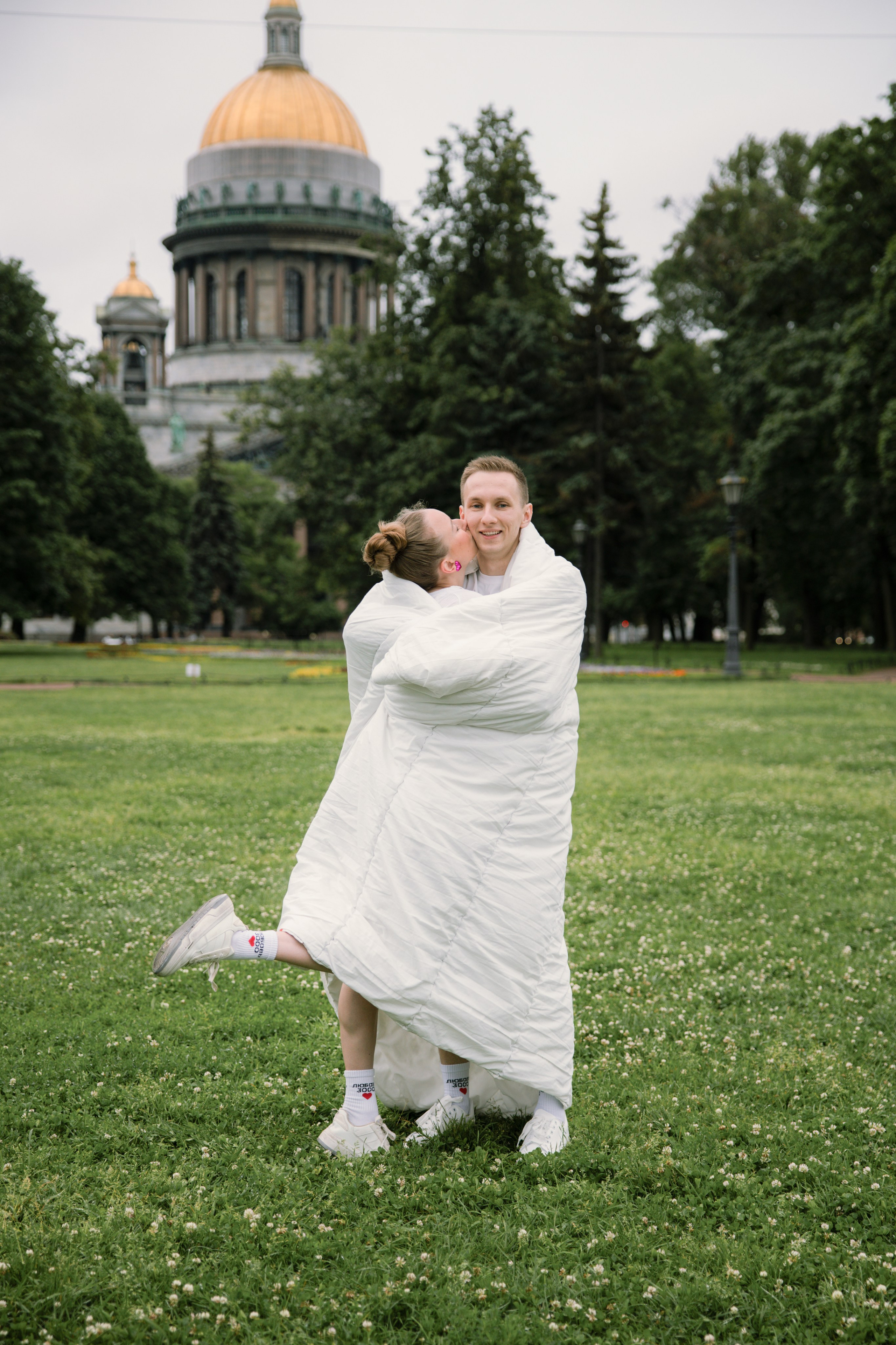 Лавстори прогулка в одеялах по ночному городу летом в Санкт-Петербурге. Фотограф в Санкт-Петербурге Вагнер Юлия
