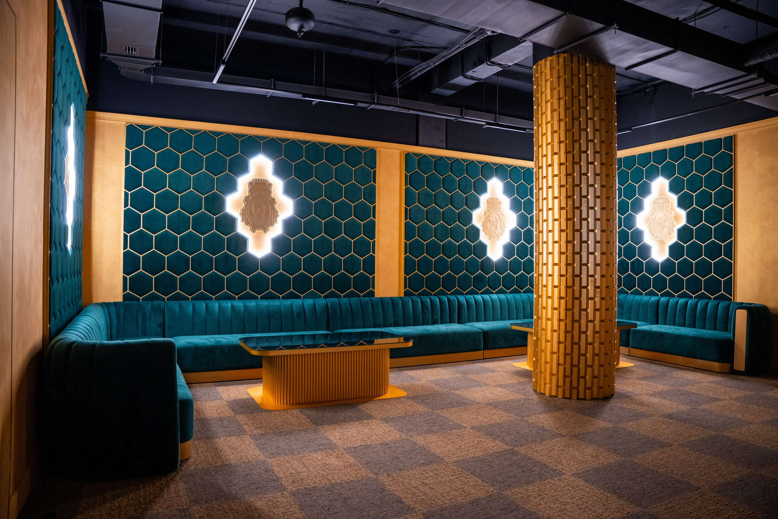 Фотосъемка интерьера стриптиз-клуба Hefner — элитный клуб Краснодара. Интерьерная фотосъемка клуба Hefner в Краснодаре — профессионально. Шедевры для Вас! Фотограф и Видеограф в Краснодаре Пахиев Руслан